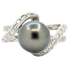 Grazioso anello con perla di Tahiti e diamante in oro bianco 14k
