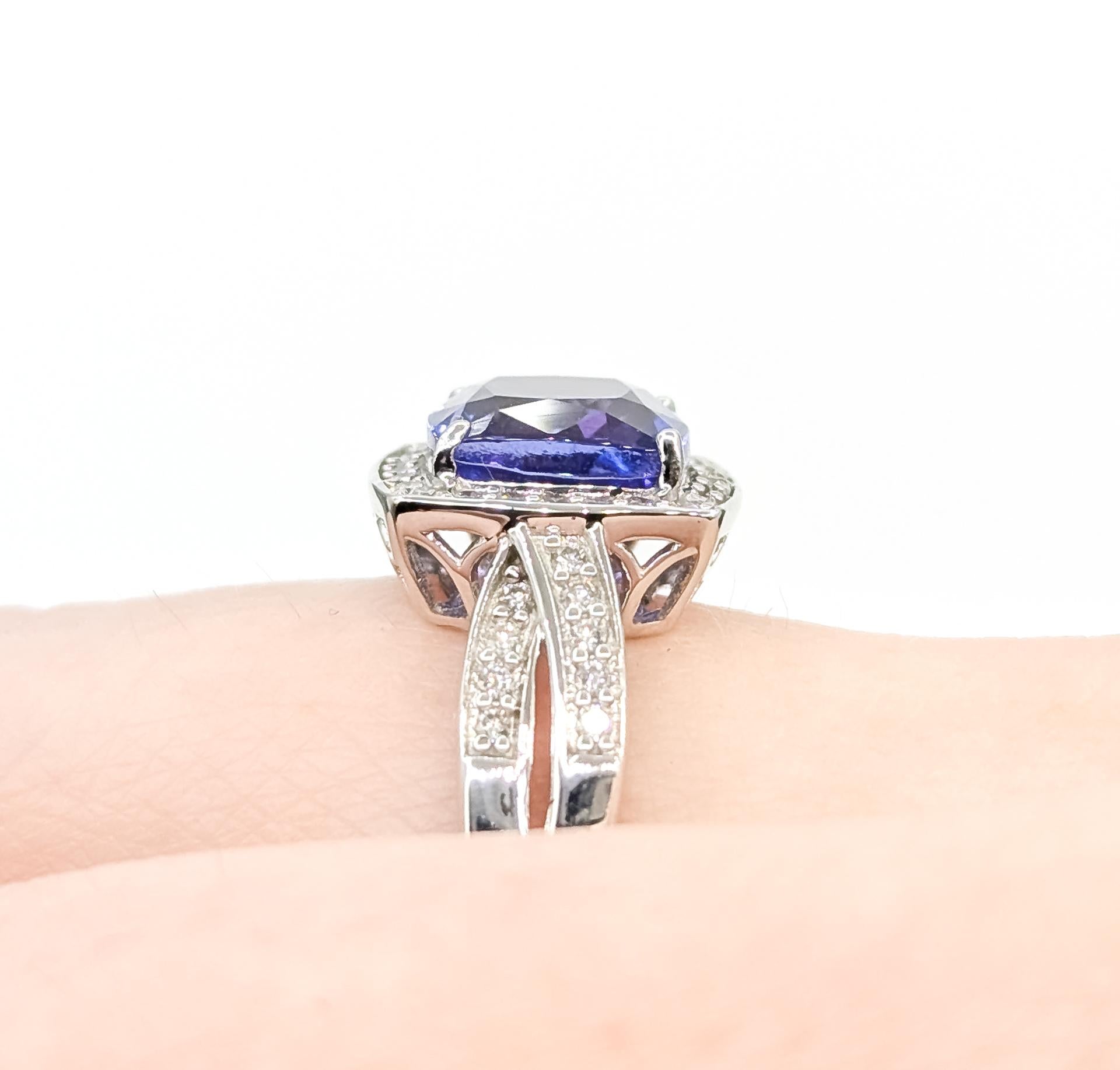 Taglio cuscino Grazioso anello a raggiera con tanzanite e diamanti in 14 carati in vendita