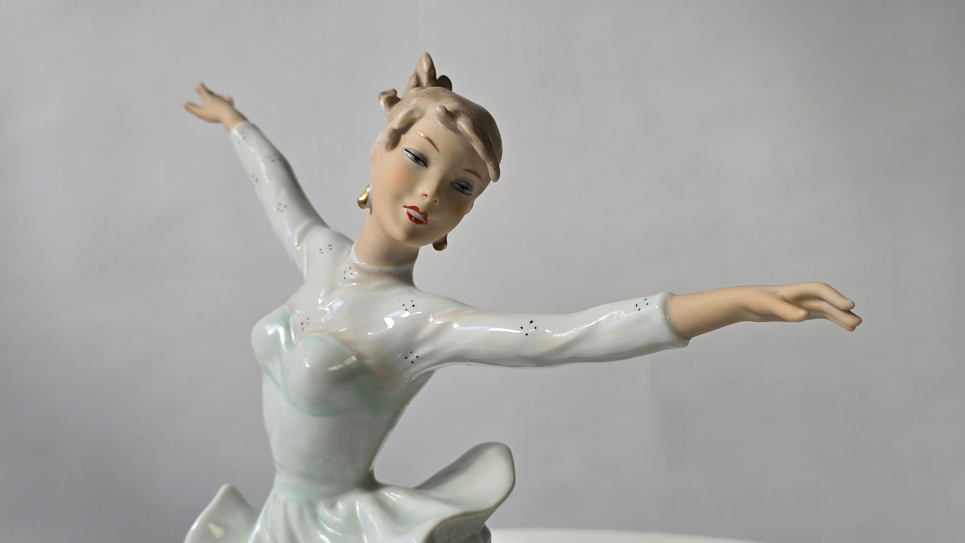 Graceful Wallendorf Ice Skater Figurine, Germany, 1950s – Large Model For Sale 8