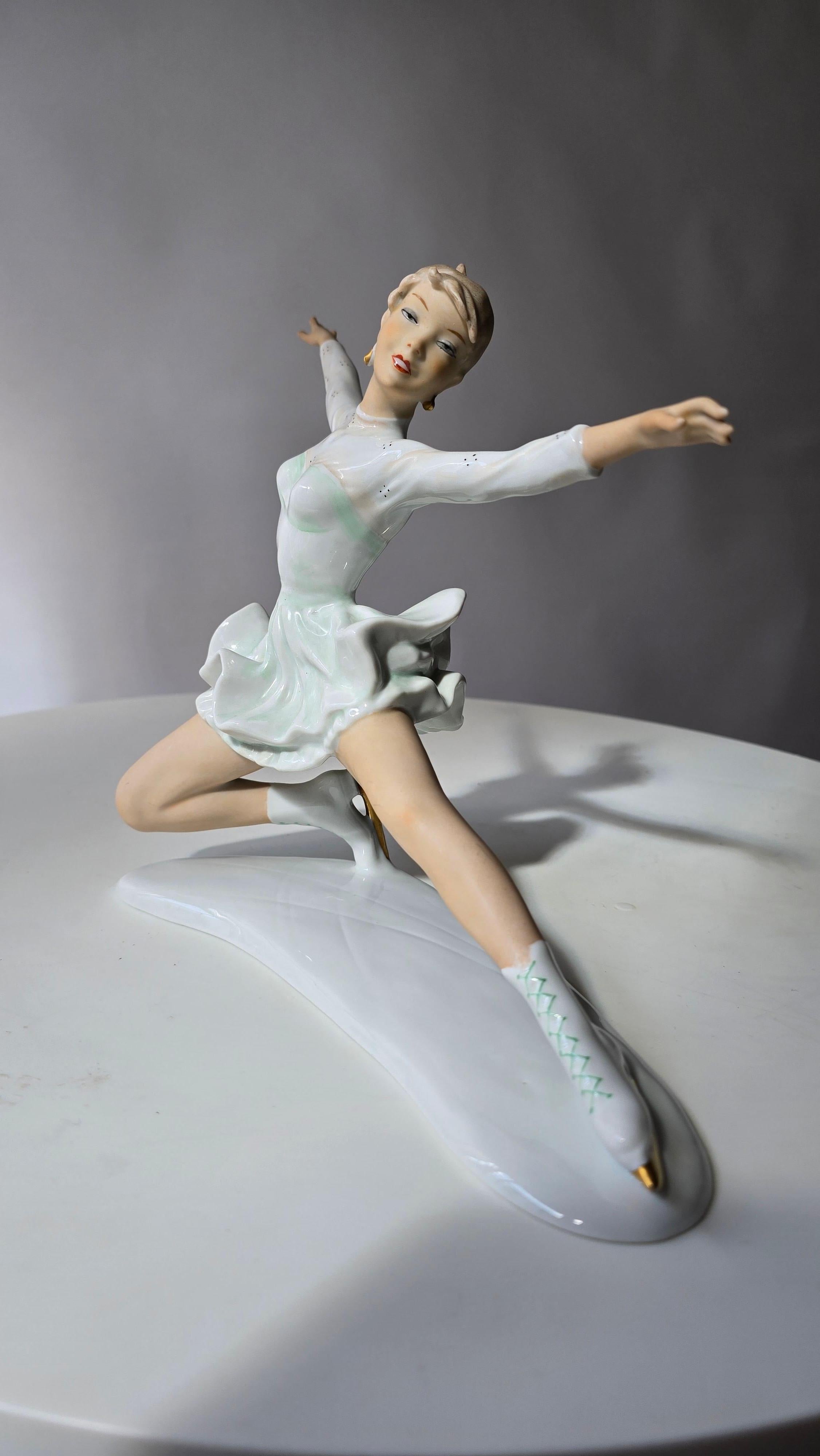 Graceful Wallendorf Ice Skater Figurine, Germany, 1950s – Large Model In Good Condition For Sale In Antwerp, BE