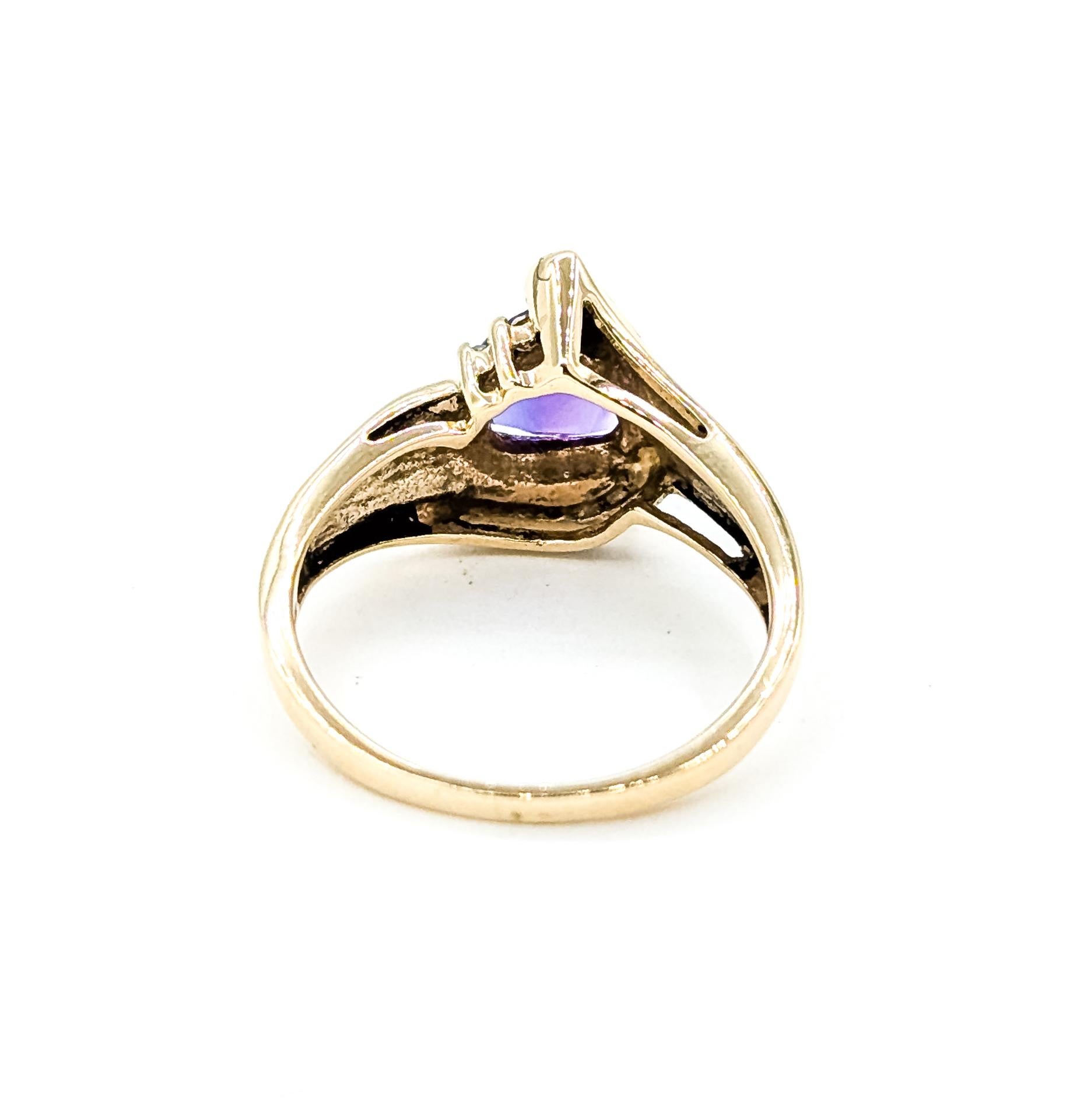 Anello con ametista e diamante a onda graziosa in 10 carati in vendita 1