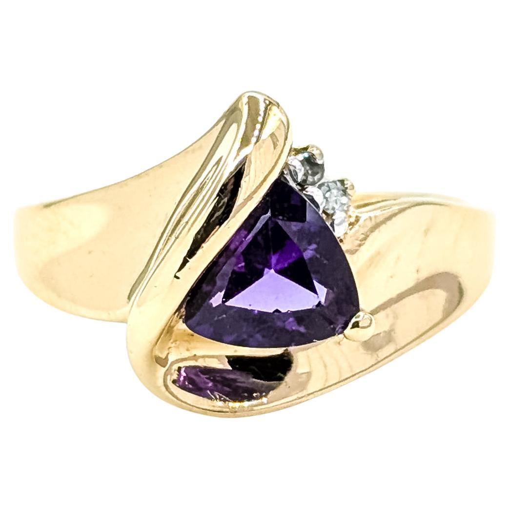 Anello con ametista e diamante a onda graziosa in 10 carati in vendita