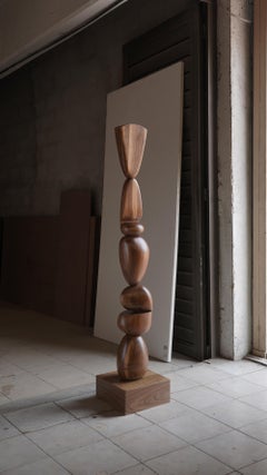 Gracieux Totem en bois debout Stand No24, Collection Escalona de NONO