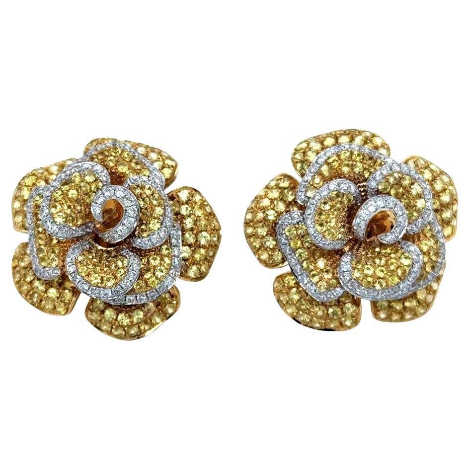 Elaborados con gracia en oro blanco de 18 quilates, estos exquisitos pendientes presentan cuatro cap