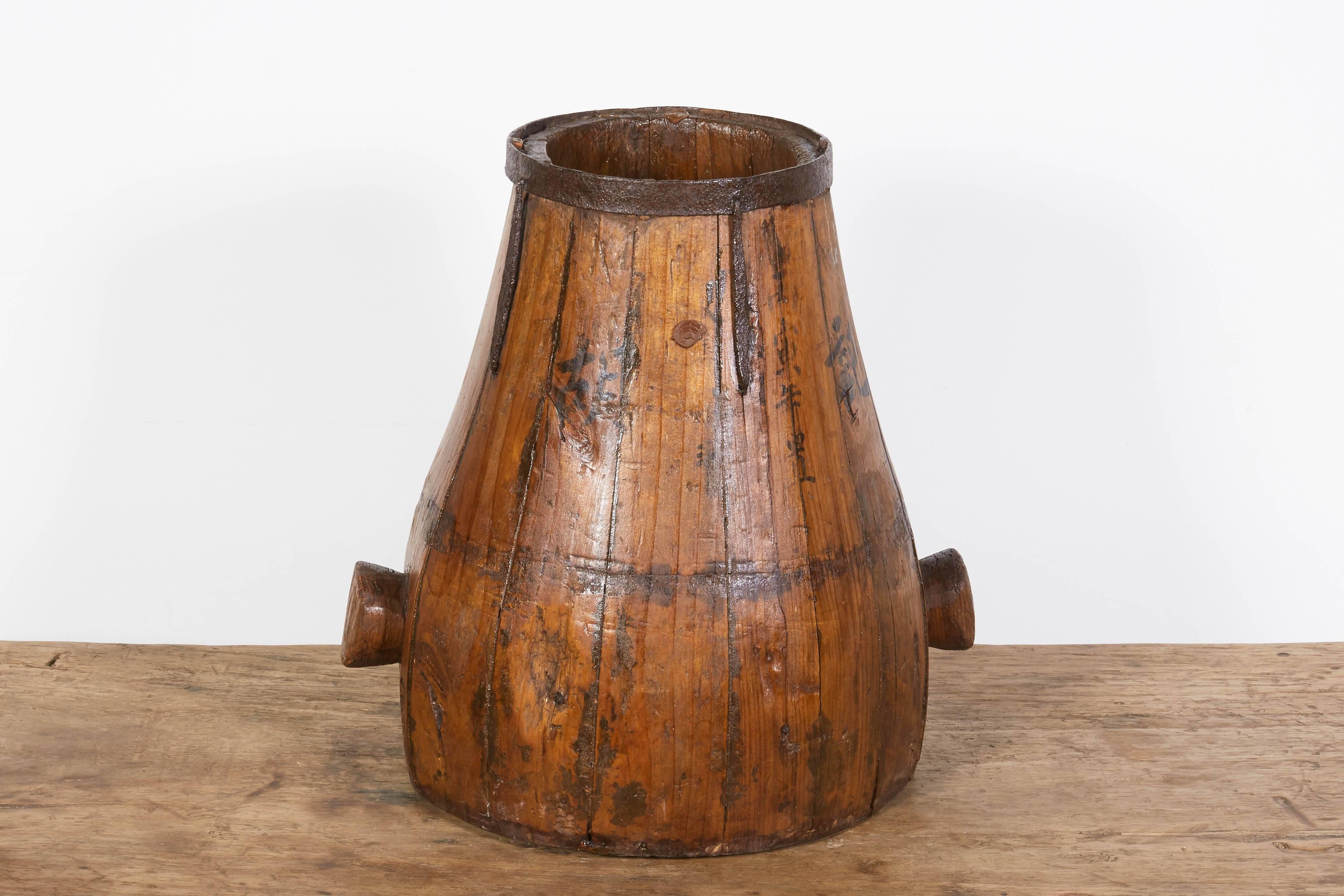 An unusually shaped antique Chinese rice container made of beautifully worn pinewood with original iron decoration, carved handles and several attractive hand-painted Chinese characters. From Hunan Province, circa 1880.
BT371.