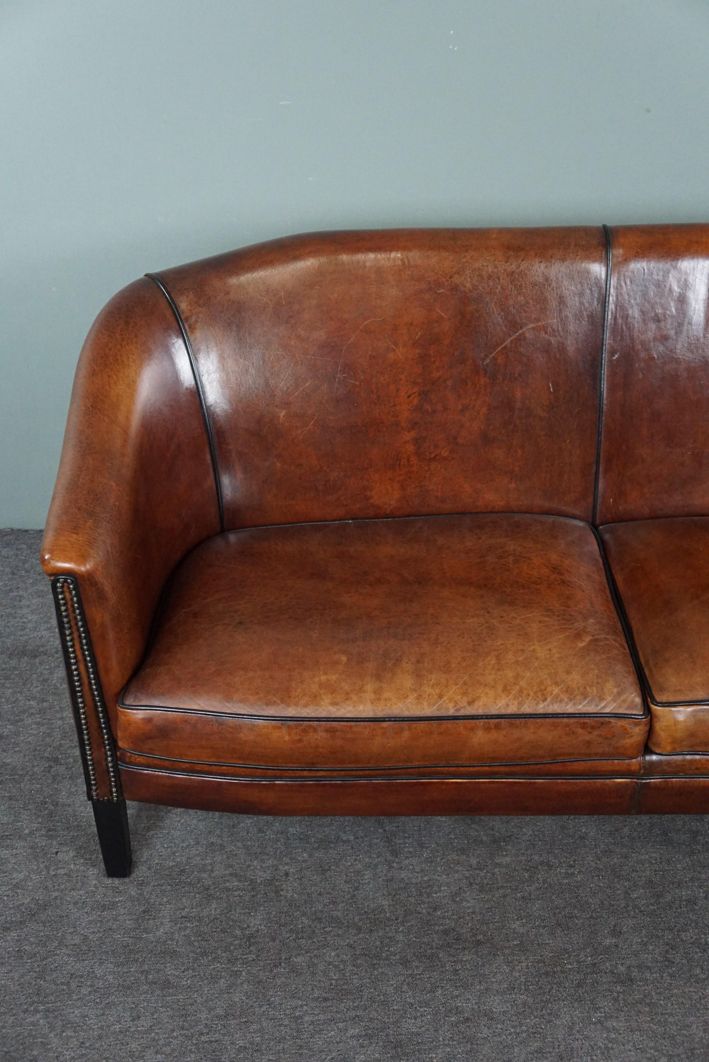 Gracefully shaped sheep leather sofa finished with black piping, spacious 2 seat In Excellent Condition For Sale In Harderwijk, NL