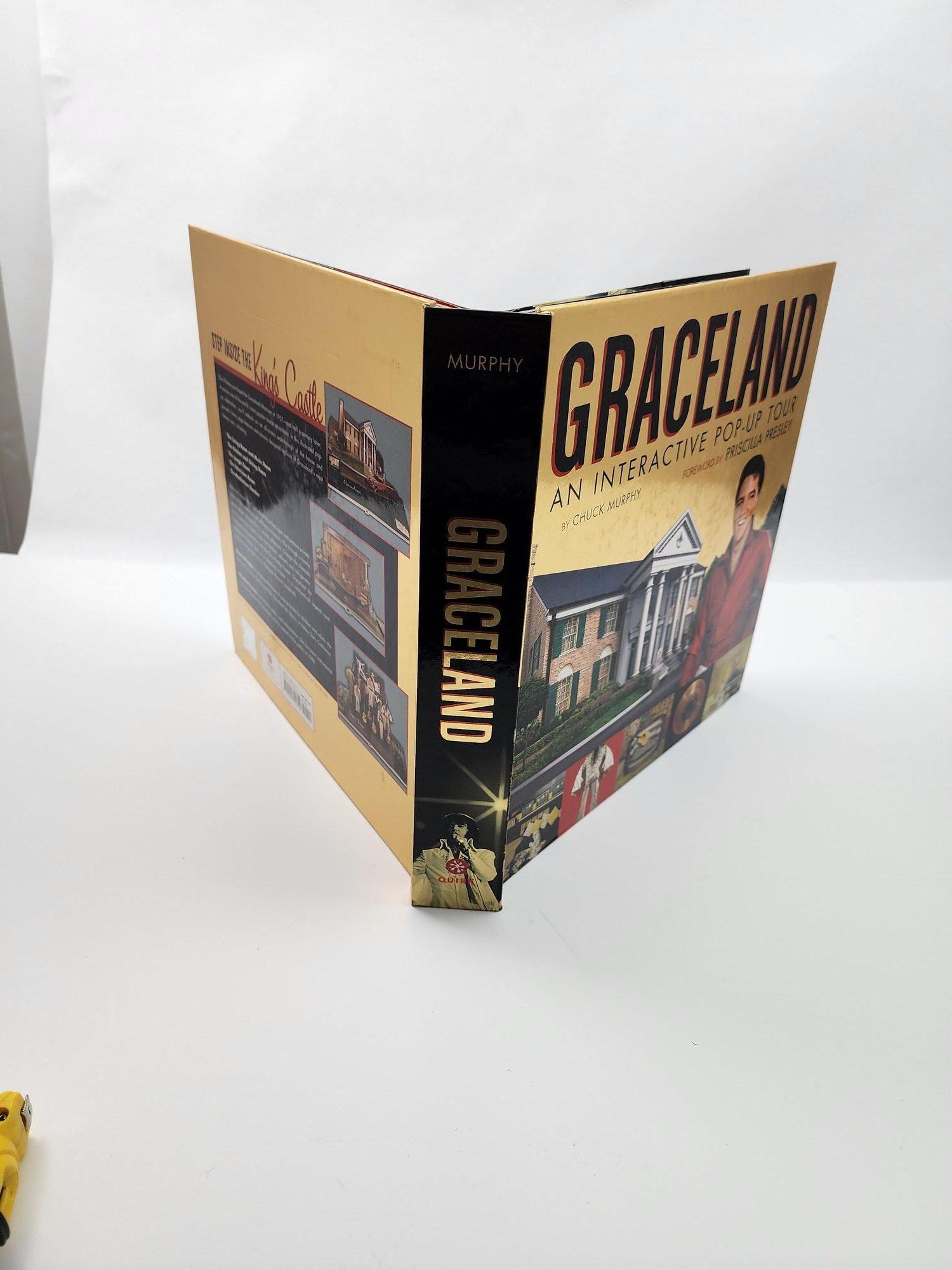 Graceland: Eine interaktive Pop-Up-Tour von Chuck Murphy (2006-10-26) - Vorwort von Priscilla Presley.Interaktives Hardcover-Buch.
Mehr als 600.000 Menschen besuchen Graceland jährlich und machen es damit zu einem der beliebtesten Reiseziele in den