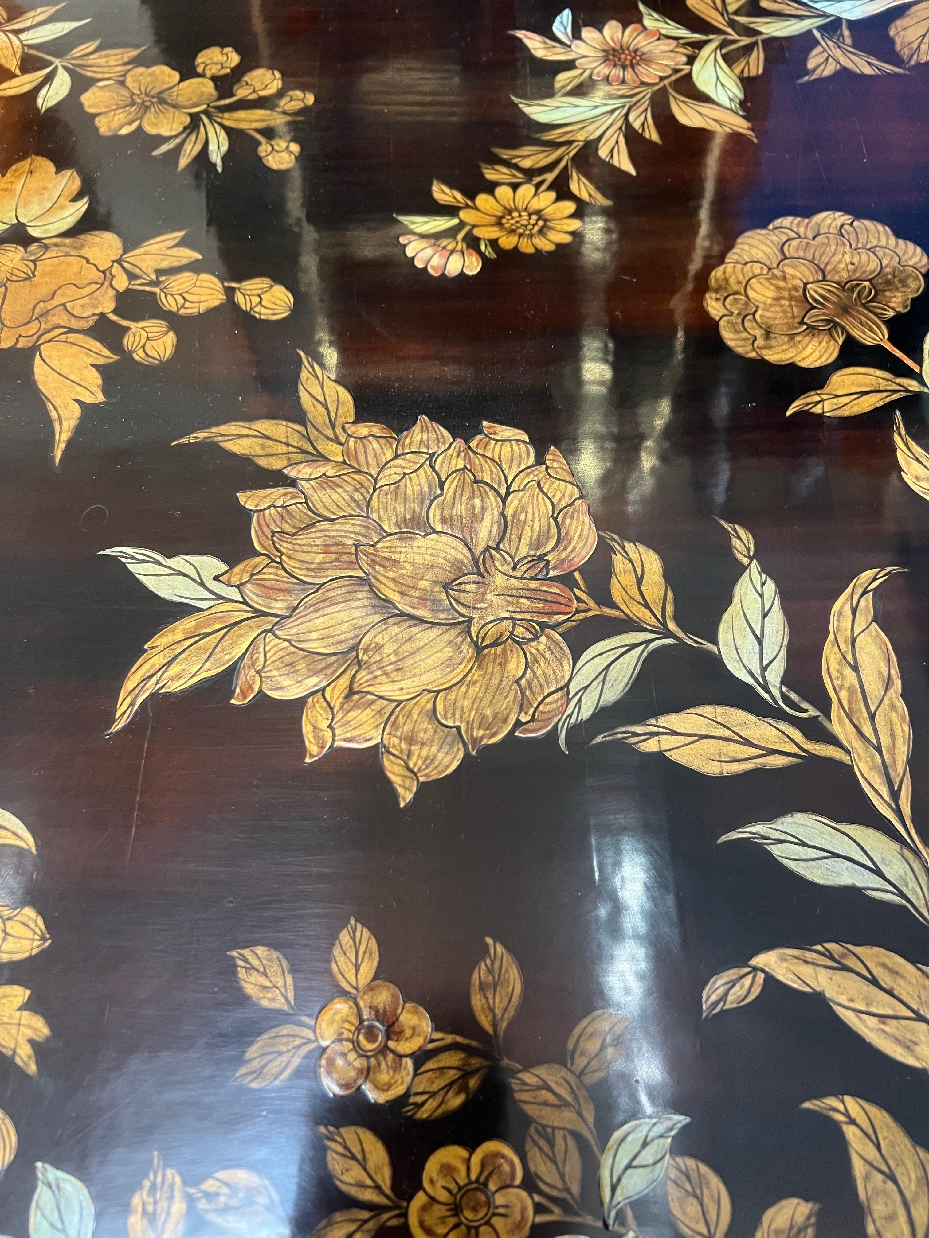 Gracie Cashew Lacquer Coffee Table with Handpainted Raised Gold Floral Design In Good Condition For Sale In New York, NY