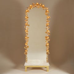 Miroir 'Gracie' en laiton avec étagère et fleur de lumière