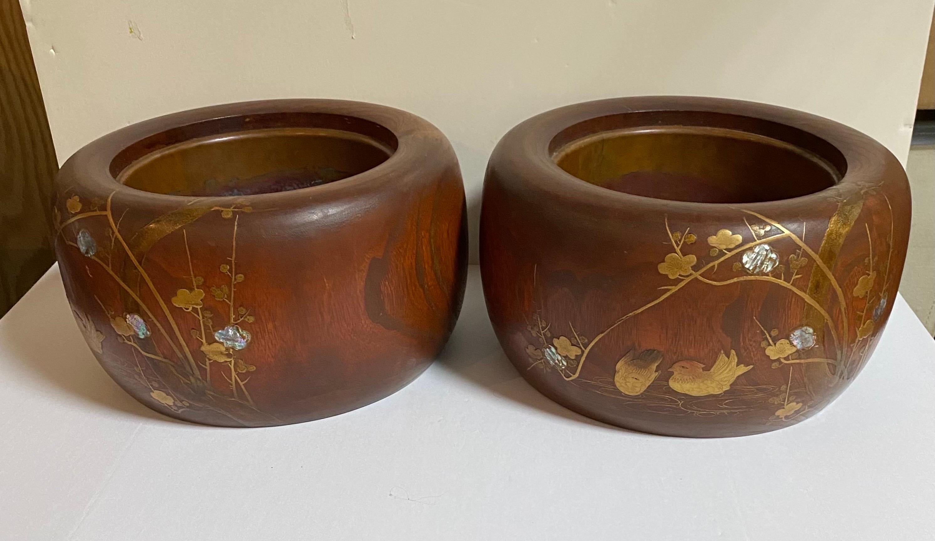 A pair of very fine antique Japanese domaru (tree trunk) hibachis ideal for display or use as planters. 

Likely dating to the Meiji period (1868–1912).

Hand carved from a solid piece of wood and decorated with floral design inlaid in gilt and