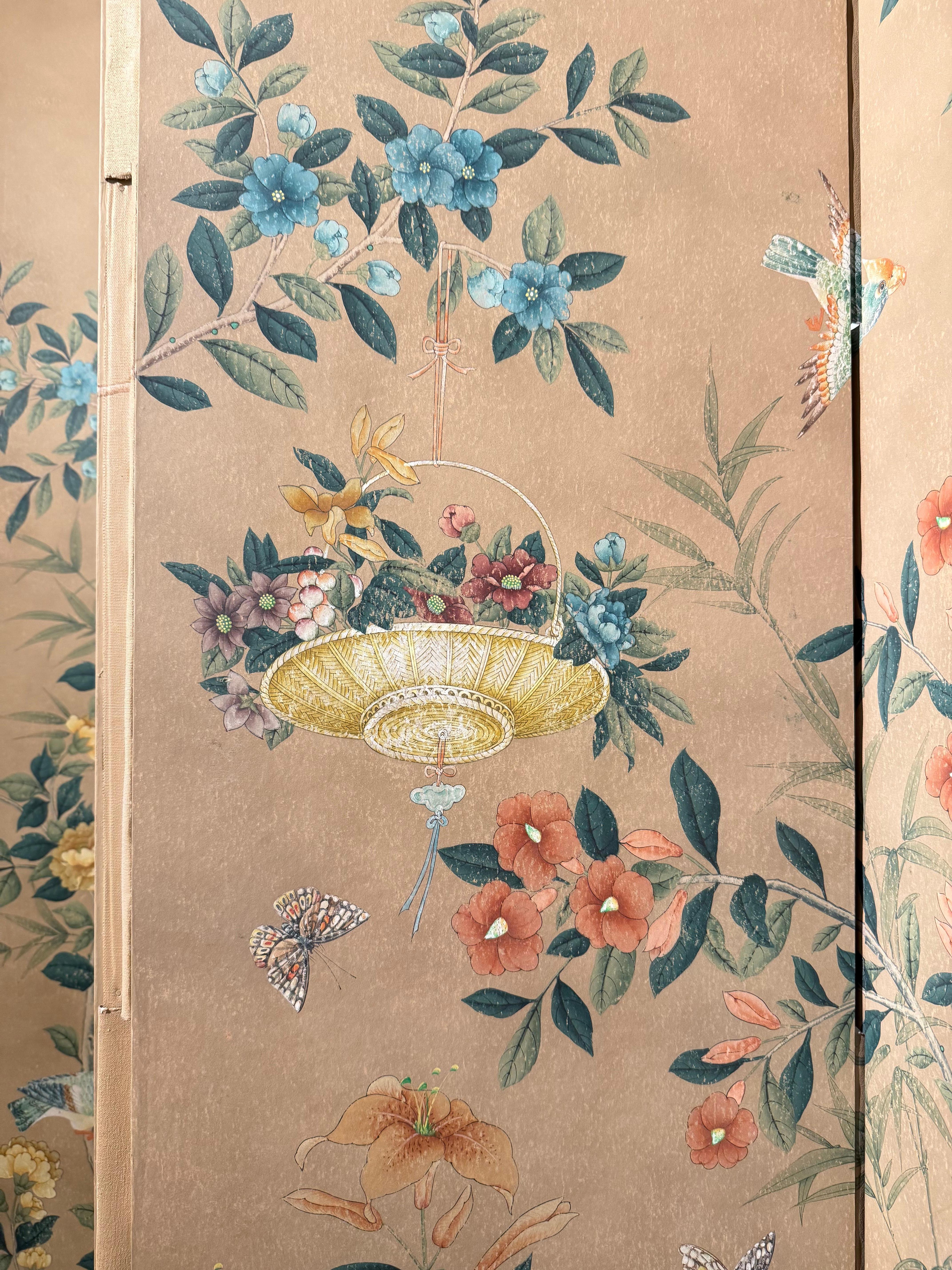 Écran à six panneaux fabriqué par Gracie.  Le papier peint et l'écran datent des années 1990.  Le papier peint est peint à la main, avec un motif détaillé d'arbres en fleurs, d'oiseaux et de papillons, avec un élément décoratif de clôture de jardin