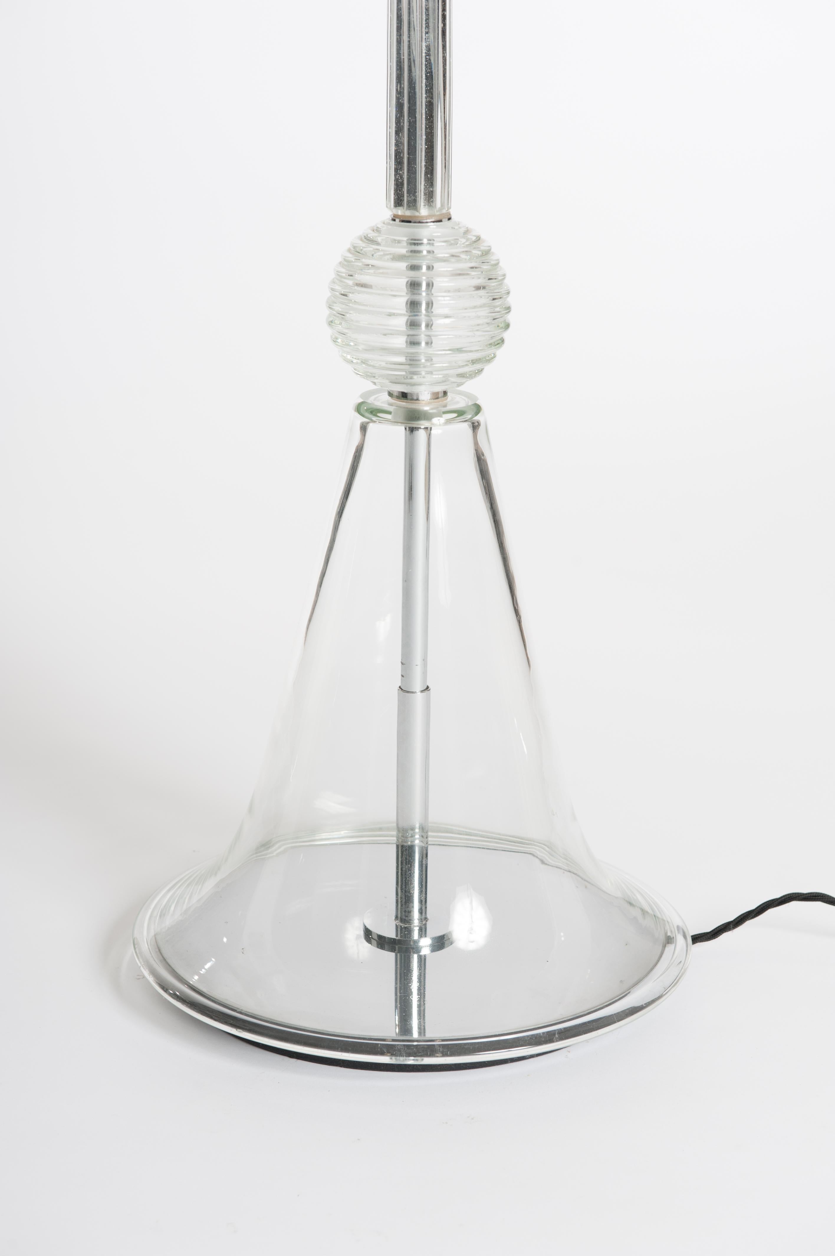 Wunderschöne grazile Stehlampe aus klarem Muranoglas.
Der Glasschirm und die Distanzschalen haben eine gerippte Konstruktion.
Das Basisteil ist schlicht. 


