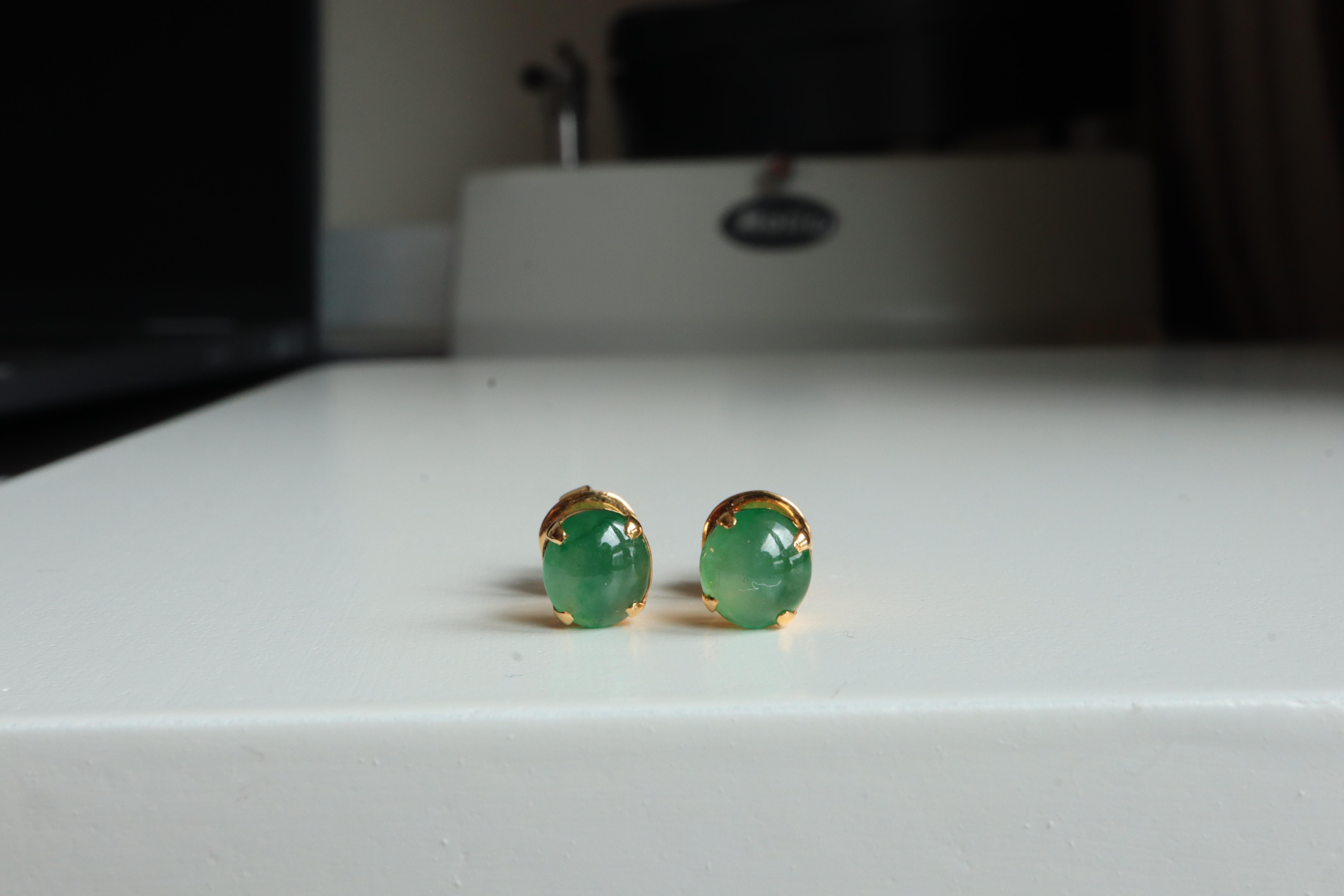 Oval Cut Grade A Jadeite Jade Stud earring in 18k solid gold (5.75x5.28 mm T1.34g)