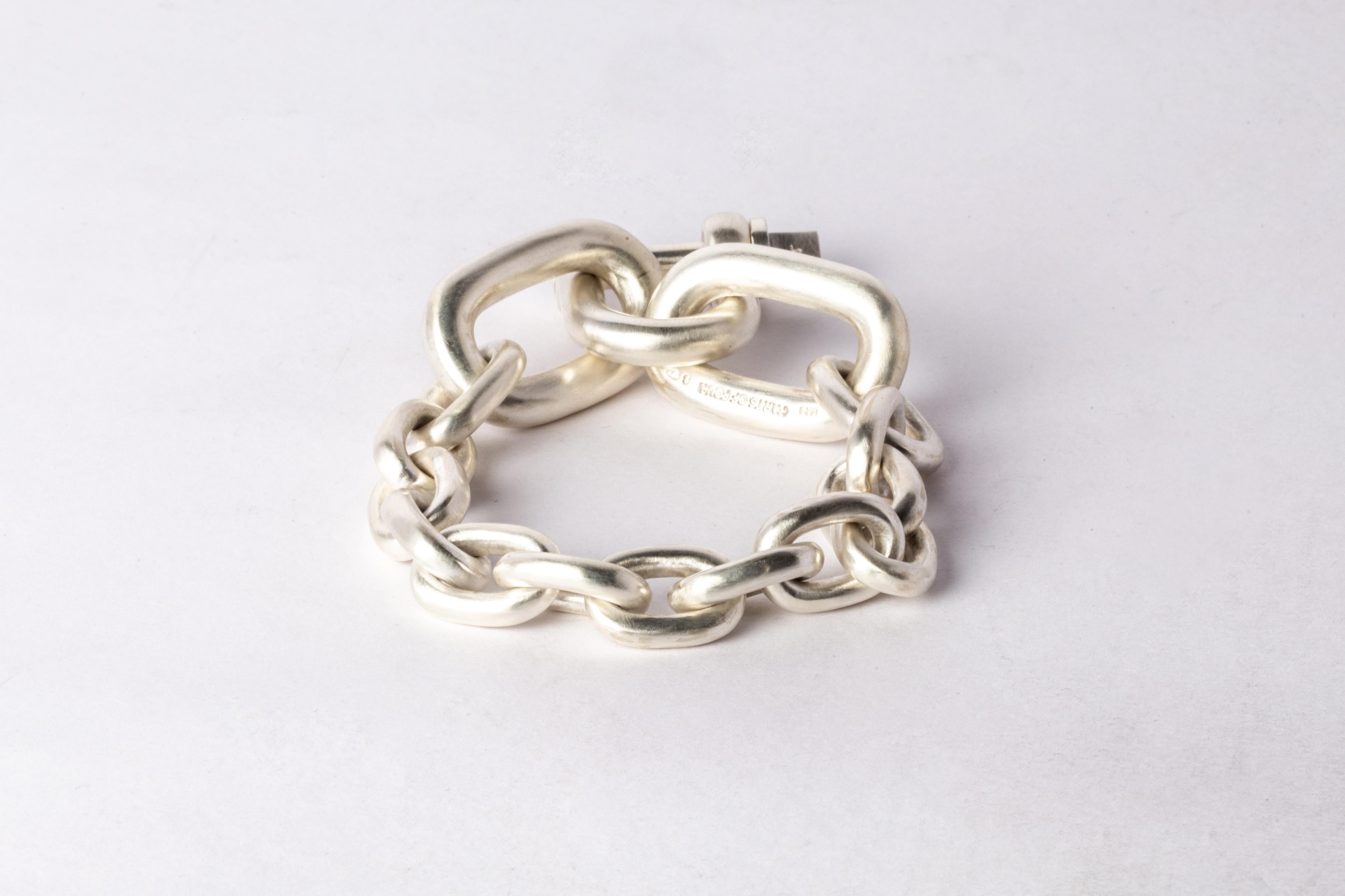 Bracelet in matte sterling silver. The Charm System is an interrelated group of products that can be mixed and matched or worn individually.
Dimensions:
Chain link size (L × H): 17 mm × 13 mm
End link size (L × H): 33 mm × 22 mm
U-bolt (H × W): 35