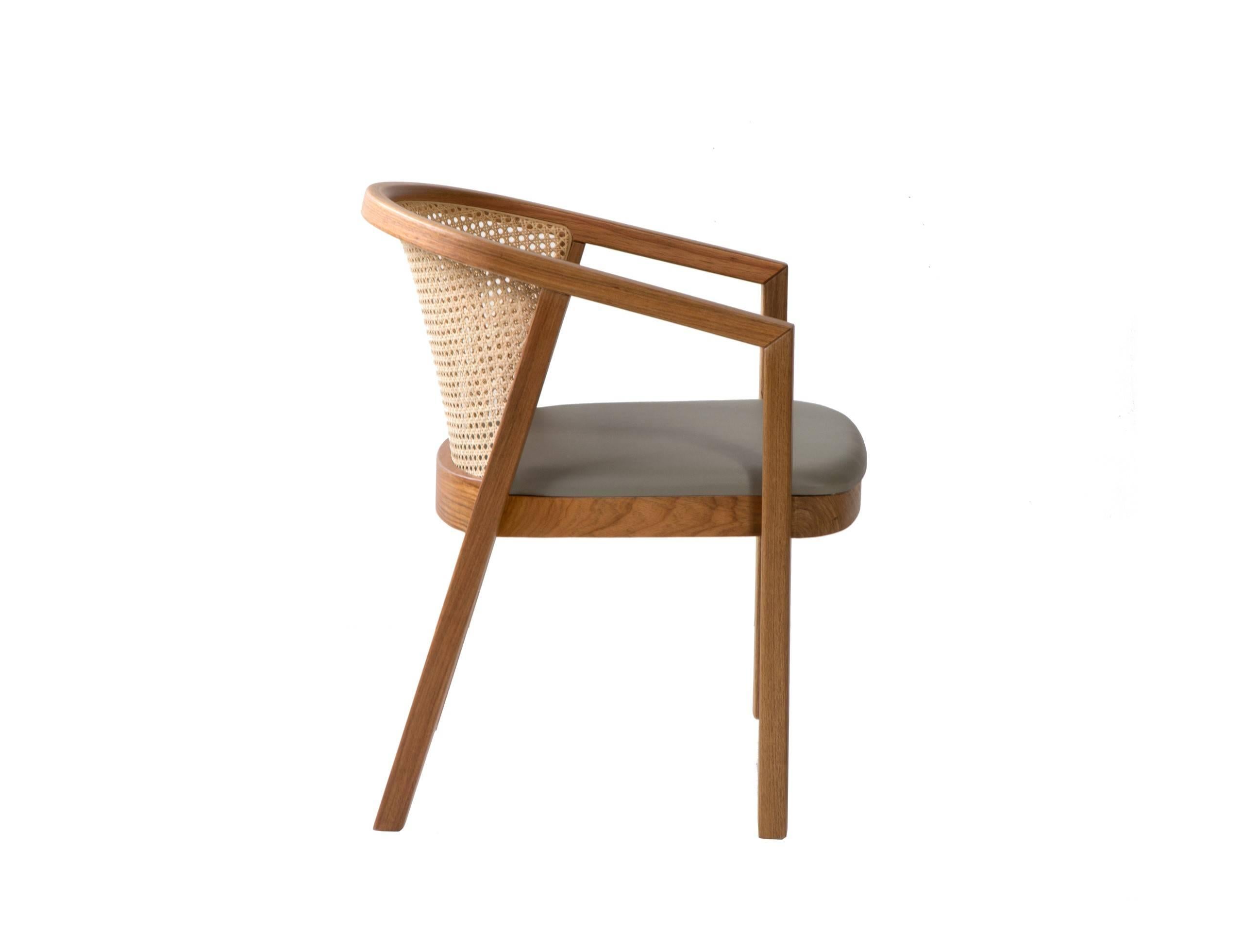 Réalisé principalement en bois, ce fauteuil est une synthèse du dialogue entre lignes droites, courbes et plans. Leurs profils restent inchangés tout au long de la structure, faisant ainsi directement allusion aux premières ébauches réalisées par