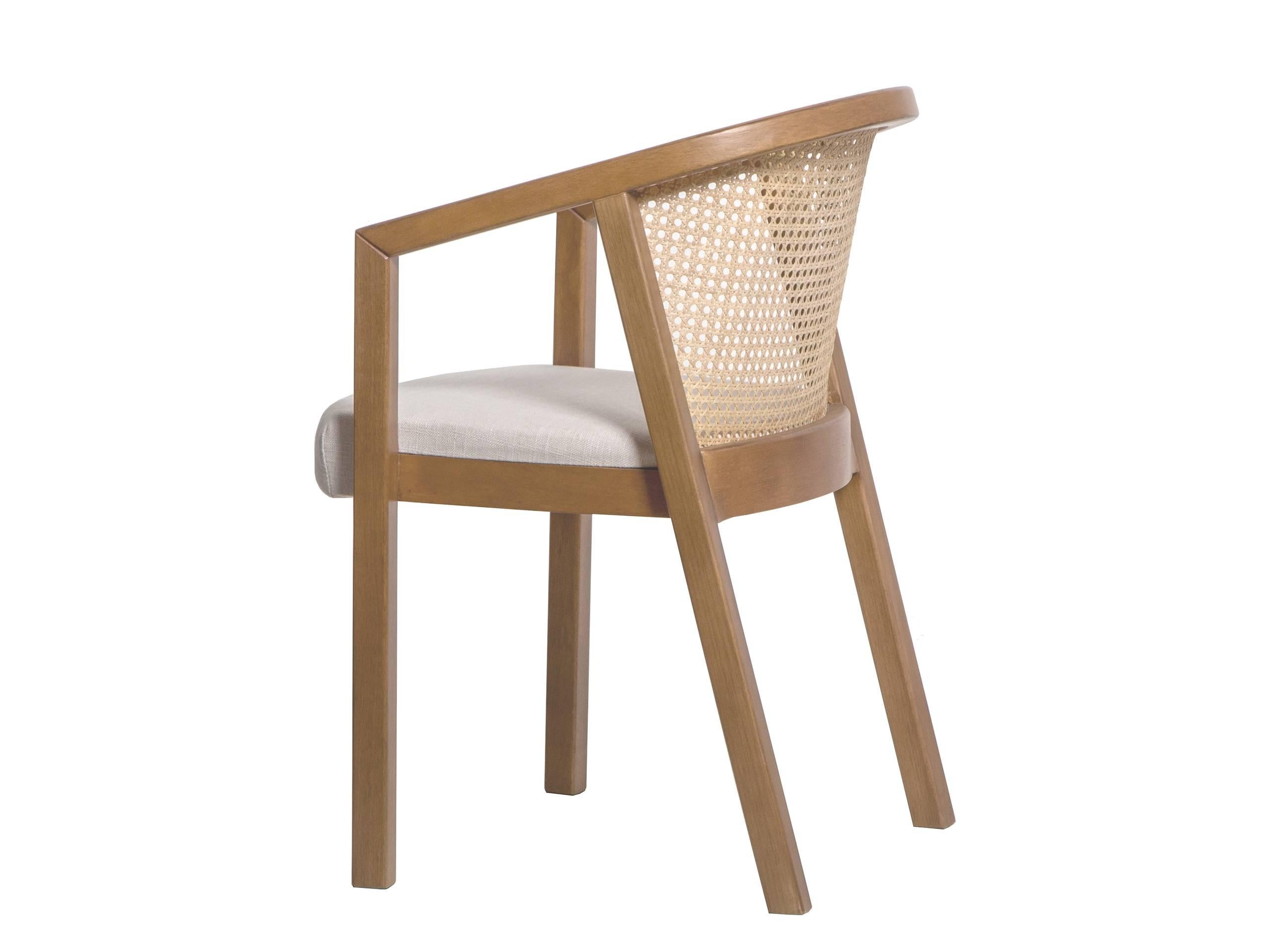 Fabricado predominantemente en madera, este sillón es una síntesis del diálogo entre líneas rectas, curvas y planos. Sus perfiles permanecen inalterados a lo largo de toda la estructura, aludiendo directamente a los primeros bocetos realizados por