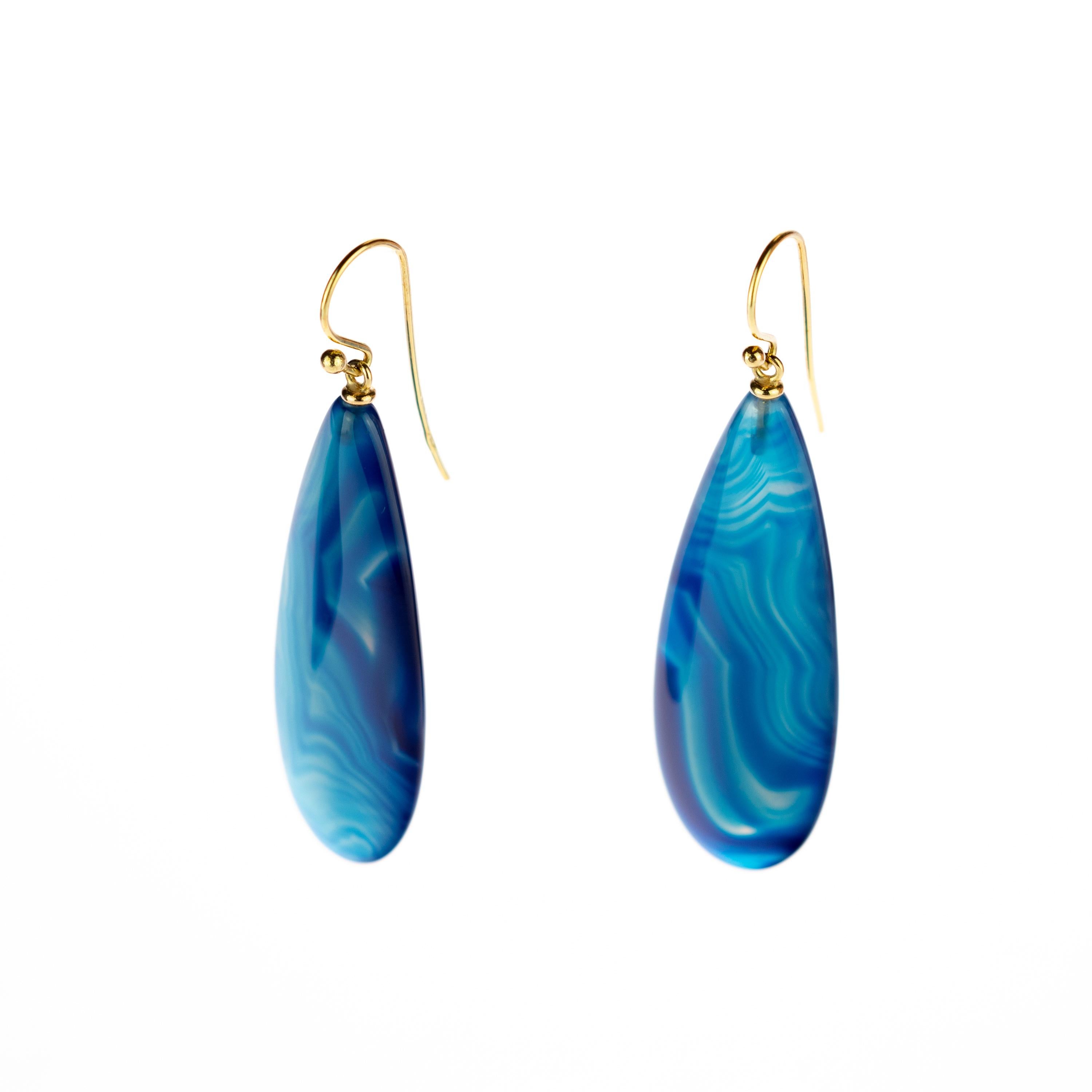 Dreamy hook gradient blue lace agate earrings, embellished with 18 karat yellow gold in a unique tear-pear shape. Let Intini Jewels, our traditional Milanese brand, surprise you with fashionable accessories and make all your jewellery dreams come