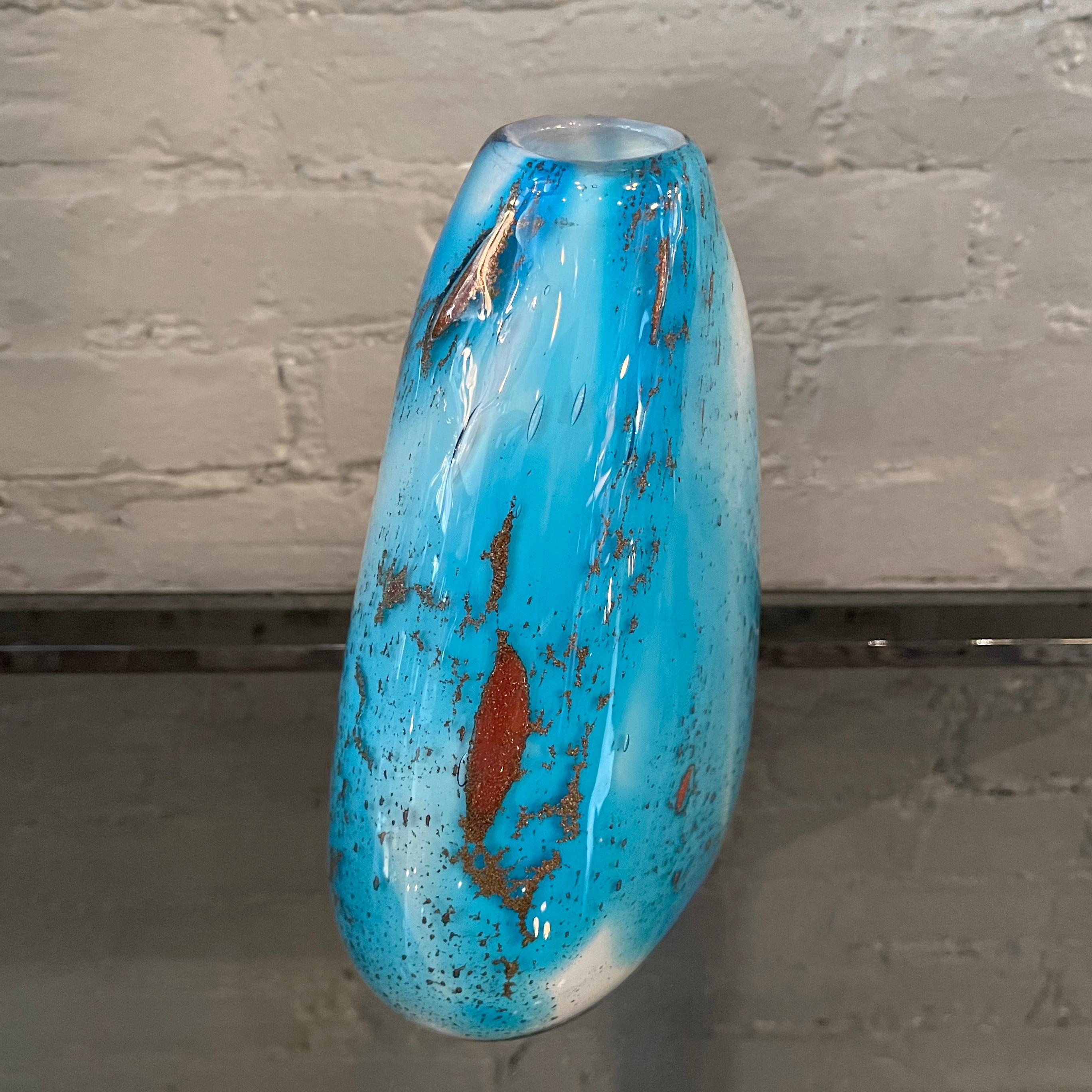 Vase en verre Murano bleu dégradé et moucheté d'or, en forme de poire en vente 6
