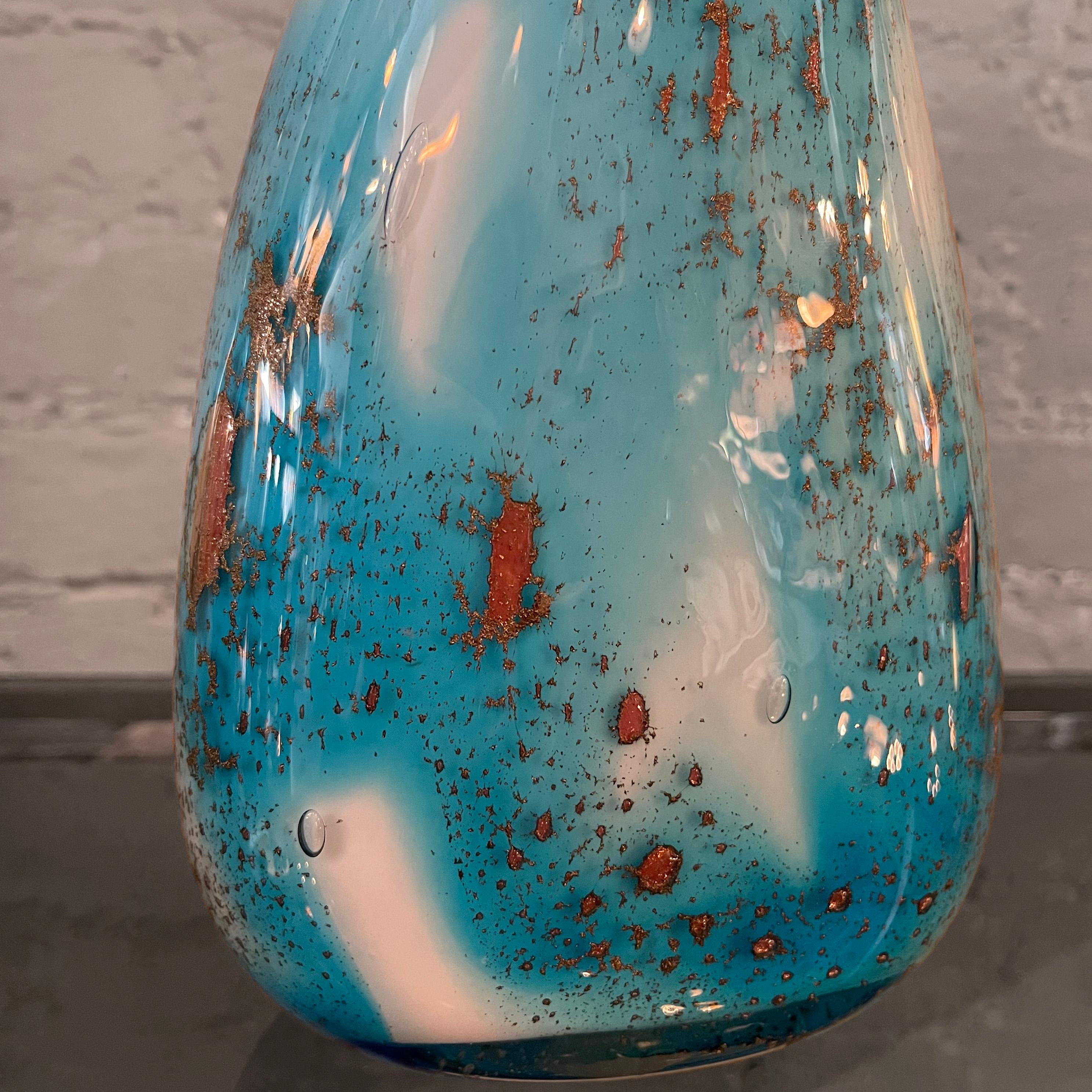 italien Vase en verre Murano bleu dégradé et moucheté d'or, en forme de poire en vente