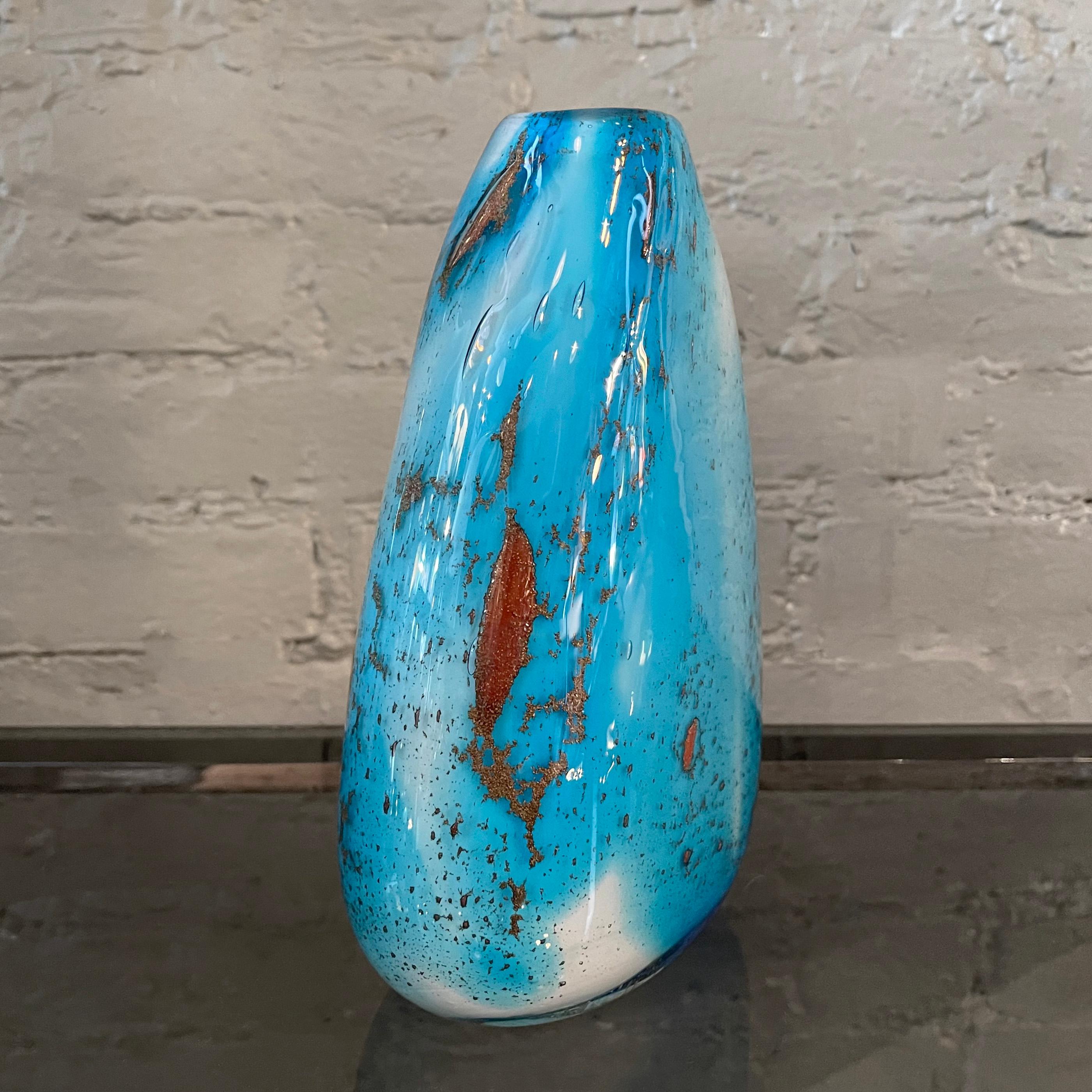 Vase en verre Murano bleu dégradé et moucheté d'or, en forme de poire en vente 2