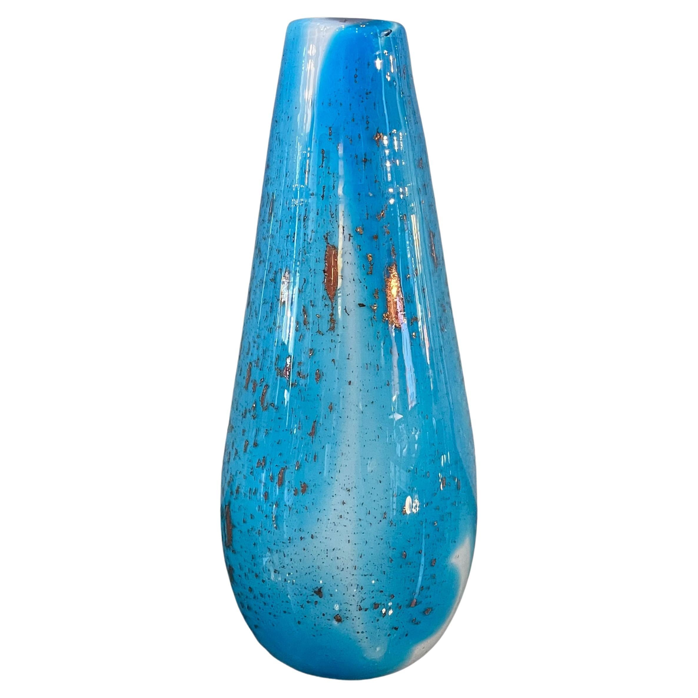 Vase en verre Murano bleu dégradé et moucheté d'or, en forme de goutte d'eau