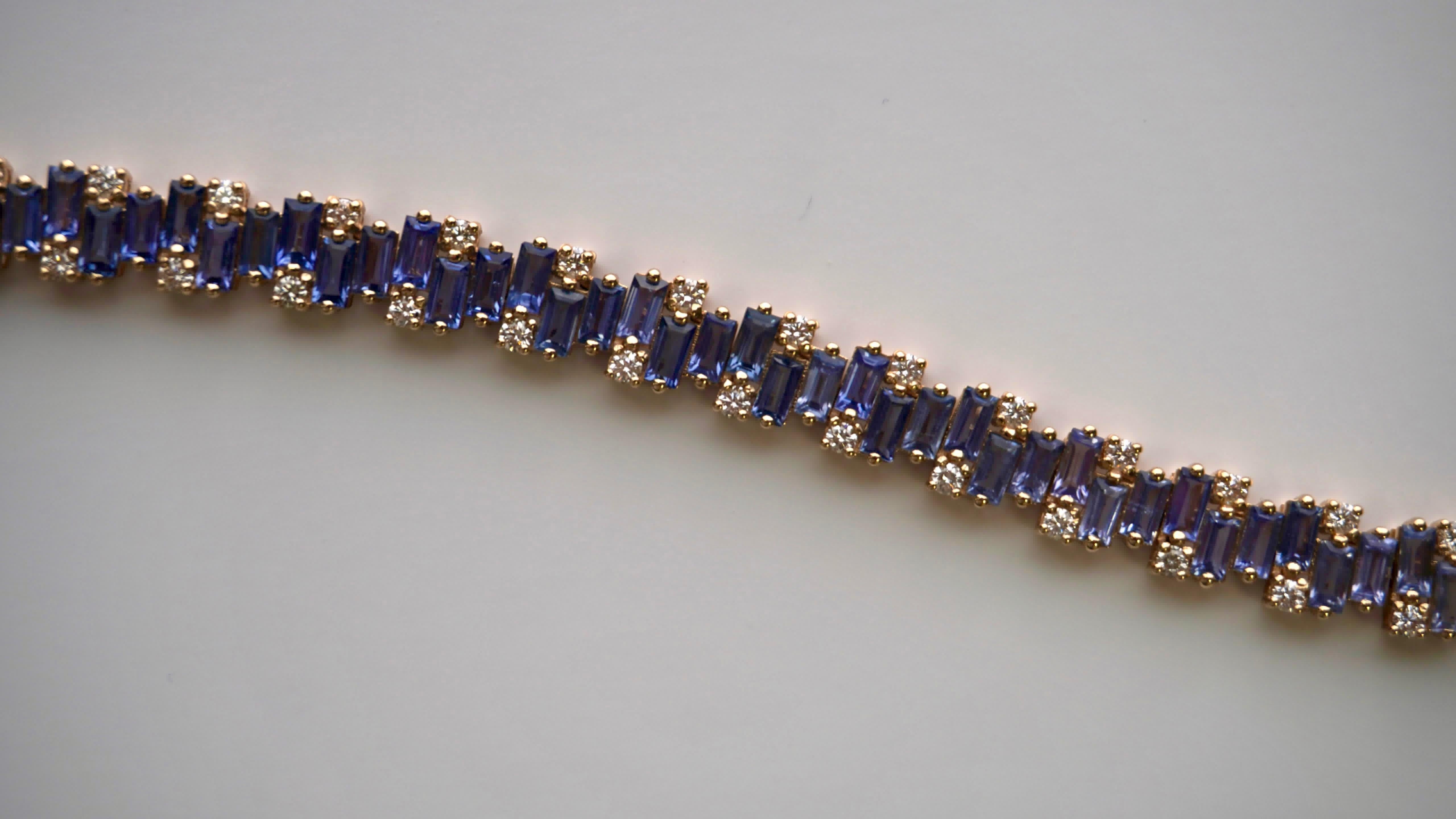 12.19 Carat Gradient Blue Sapphire Yellow Gold Baguette Bracelet with Diamonds im Angebot 5
