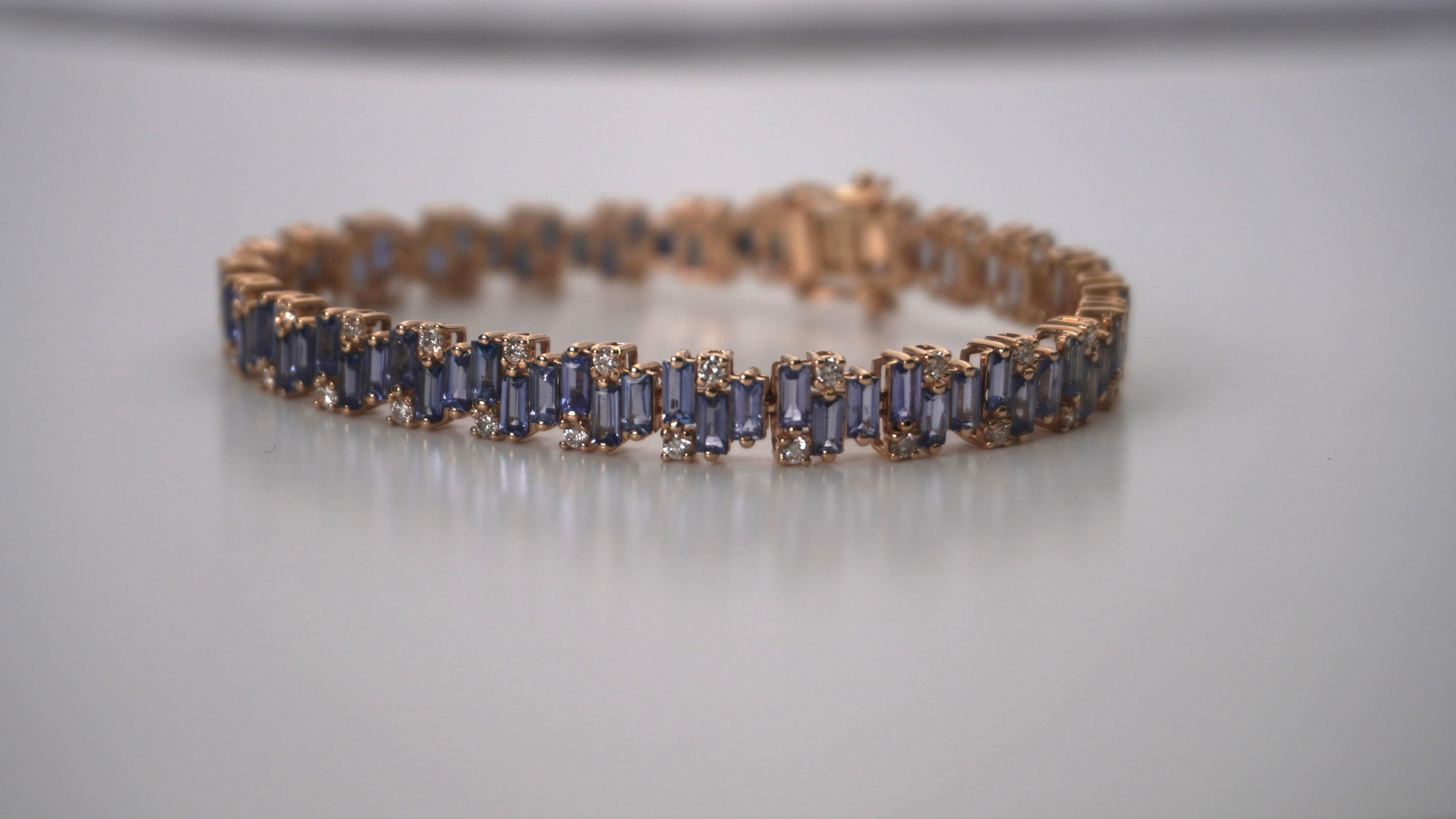 12.19 Carat Gradient Blue Sapphire Yellow Gold Baguette Bracelet with Diamonds (Moderne) im Angebot
