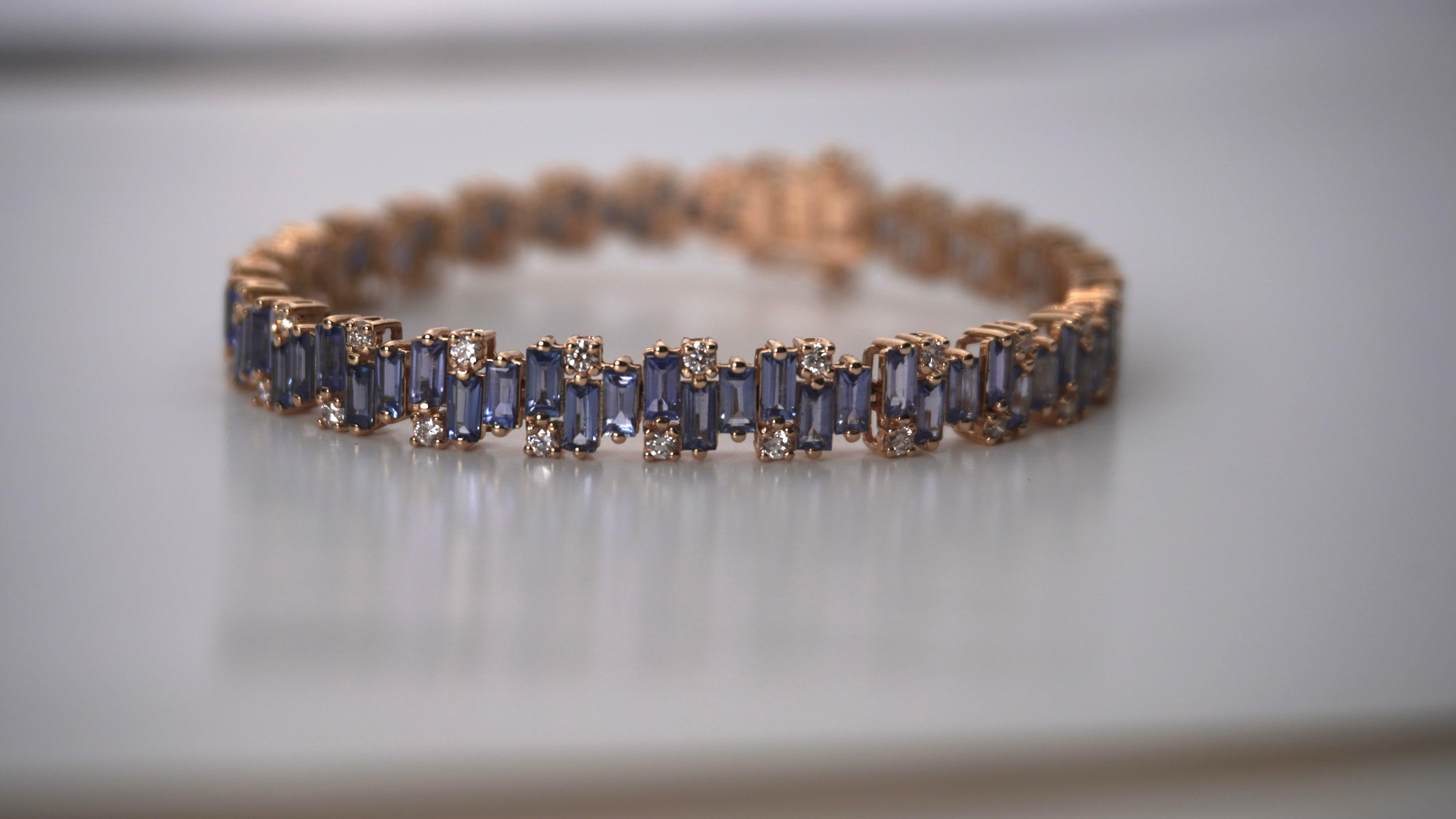 12.19 Carat Gradient Blue Sapphire Yellow Gold Baguette Bracelet with Diamonds (Baguetteschliff) im Angebot