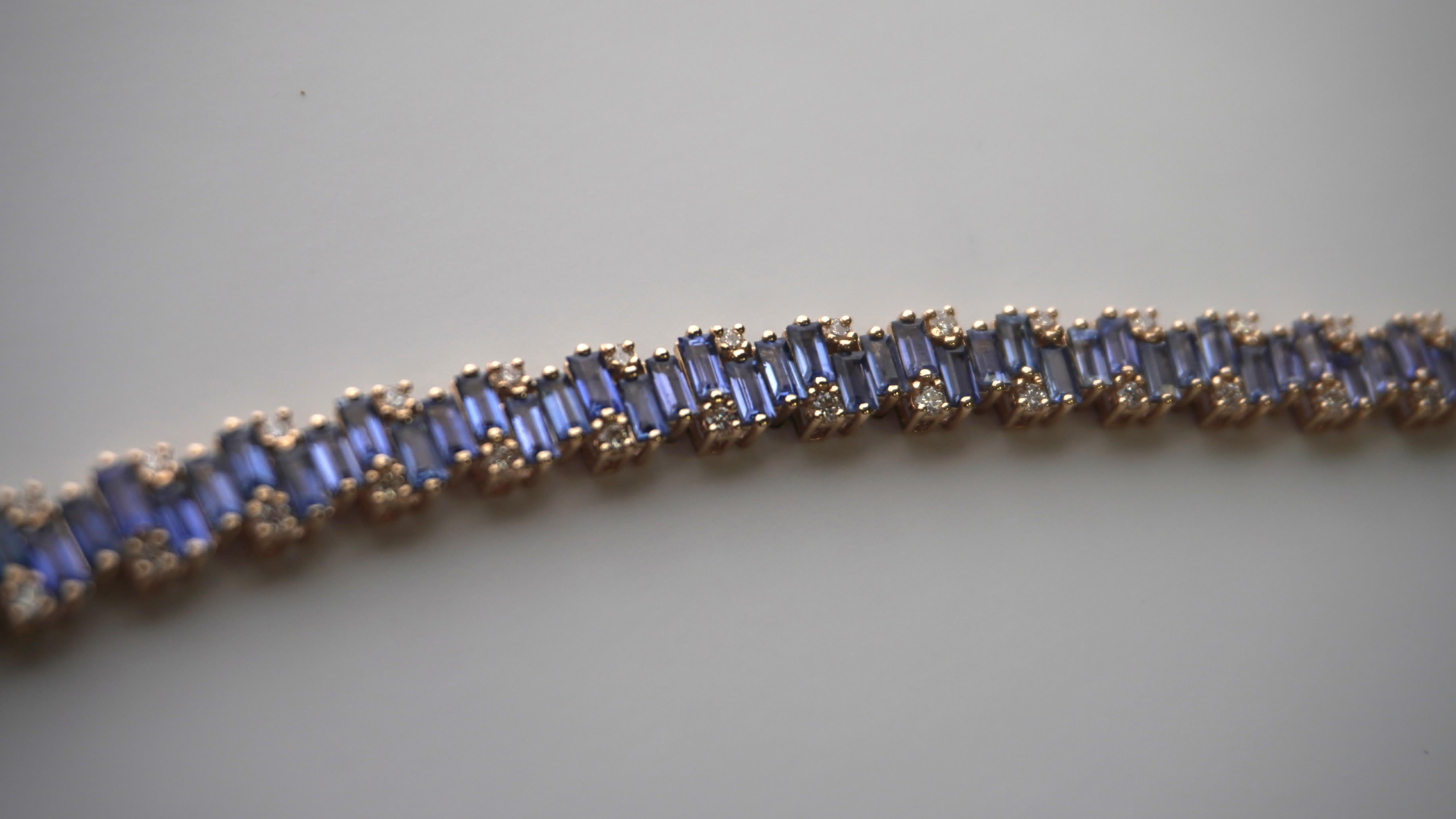12.19 Carat Gradient Blue Sapphire Yellow Gold Baguette Bracelet with Diamonds im Zustand „Neu“ im Angebot in New York, NY