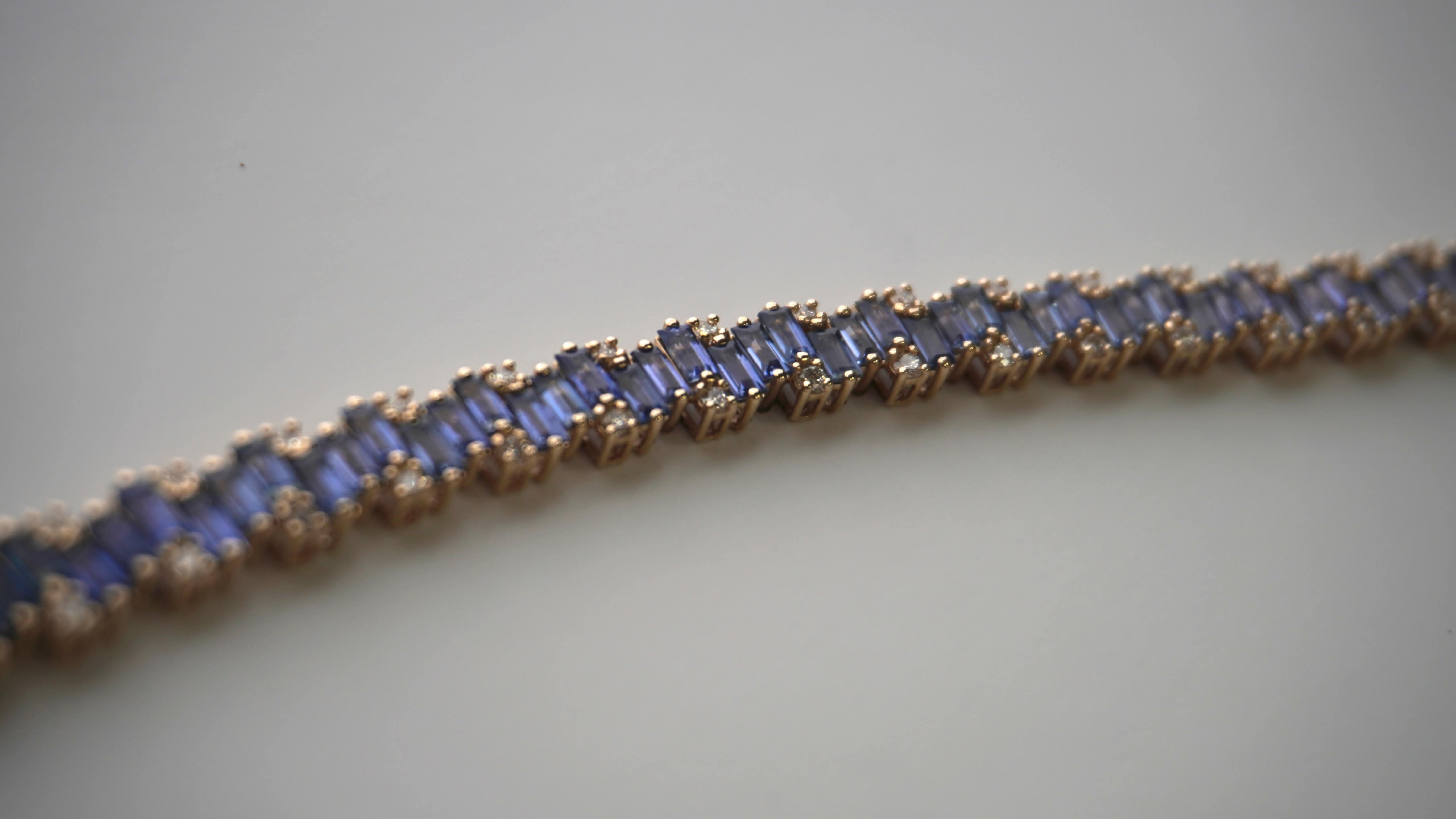 12.19 Carat Gradient Blue Sapphire Yellow Gold Baguette Bracelet with Diamonds für Damen oder Herren im Angebot