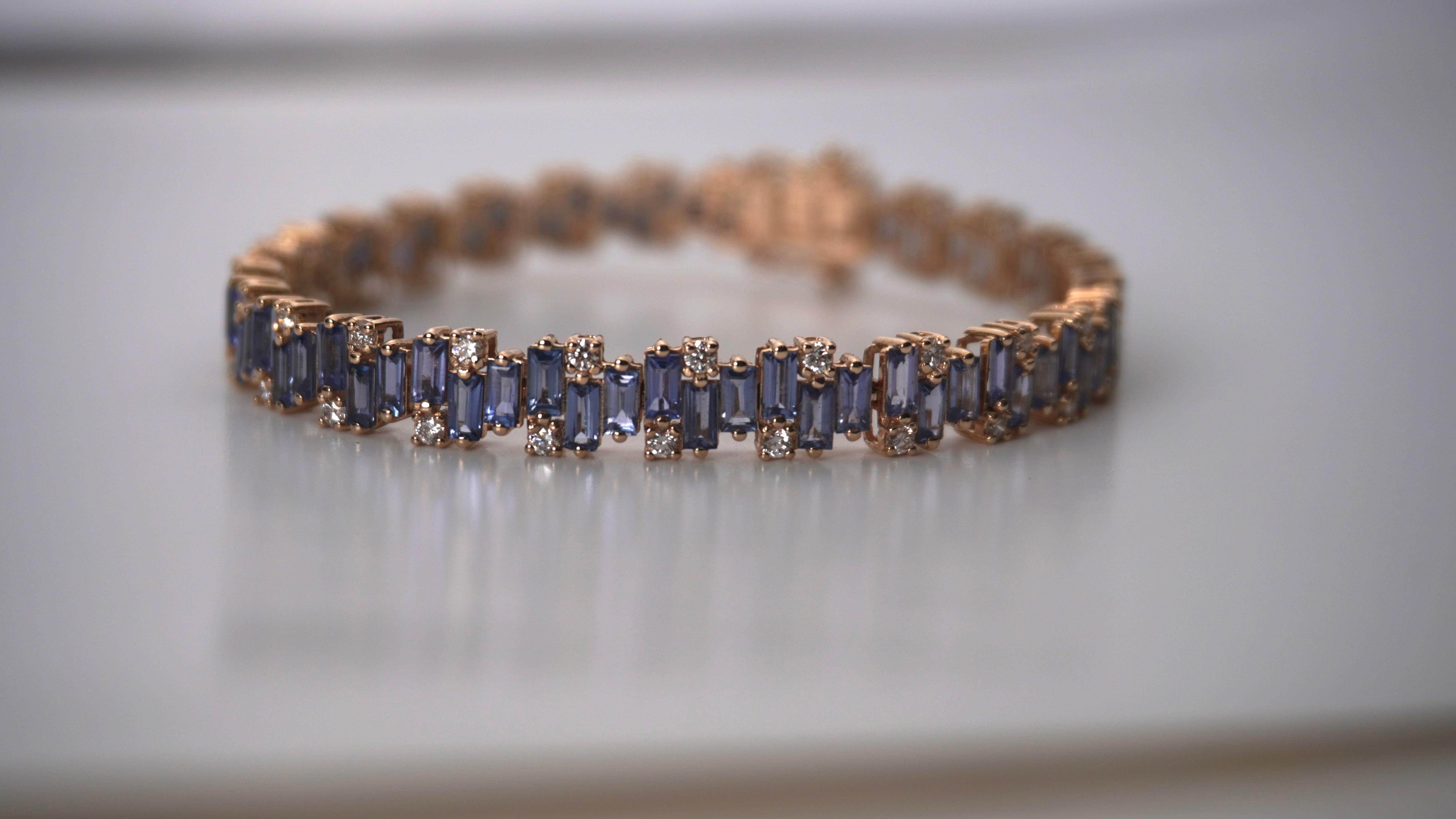 12.19 Carat Gradient Blue Sapphire Yellow Gold Baguette Bracelet with Diamonds im Angebot 1