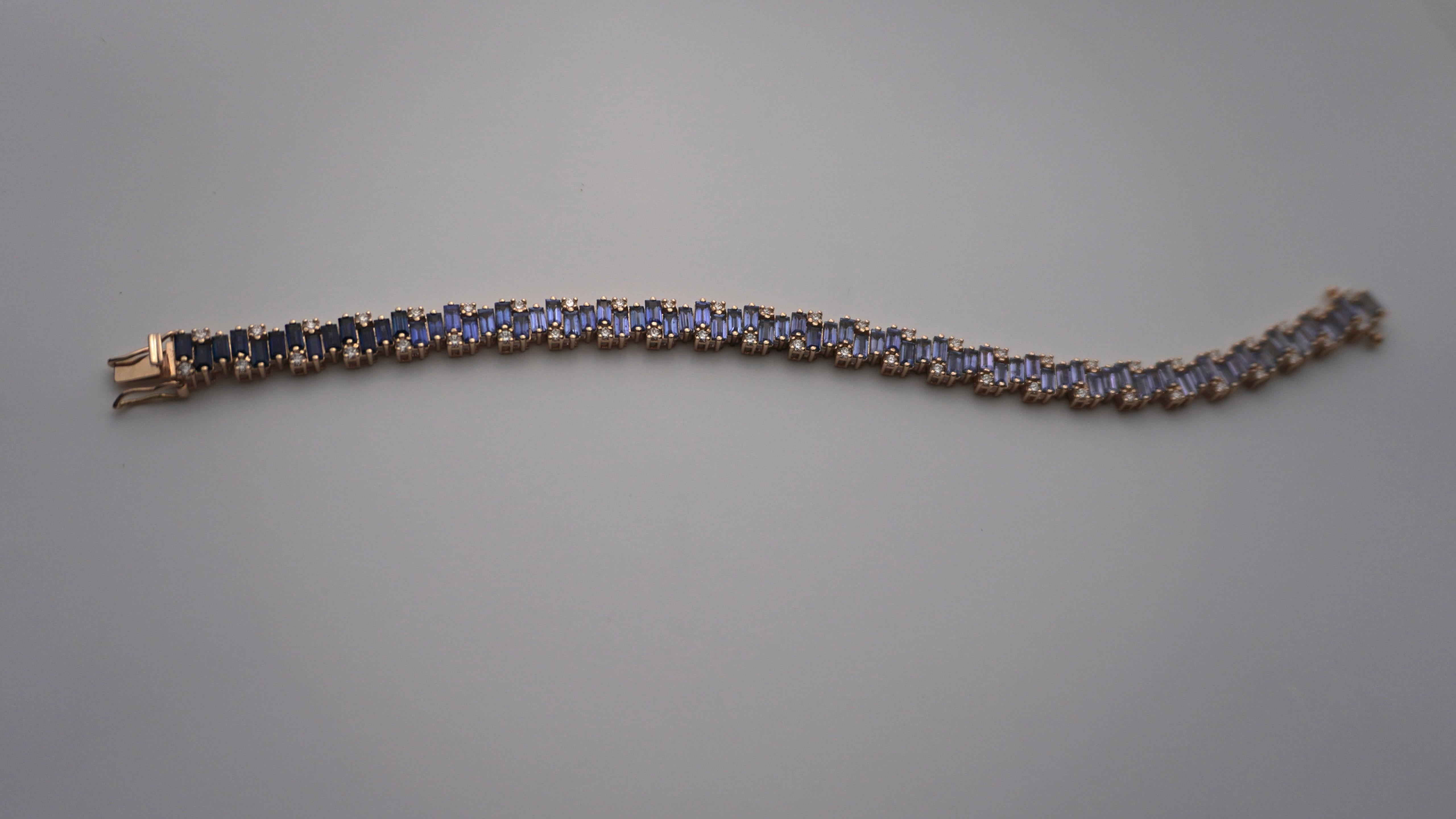 12.19 Carat Gradient Blue Sapphire Yellow Gold Baguette Bracelet with Diamonds im Angebot 2