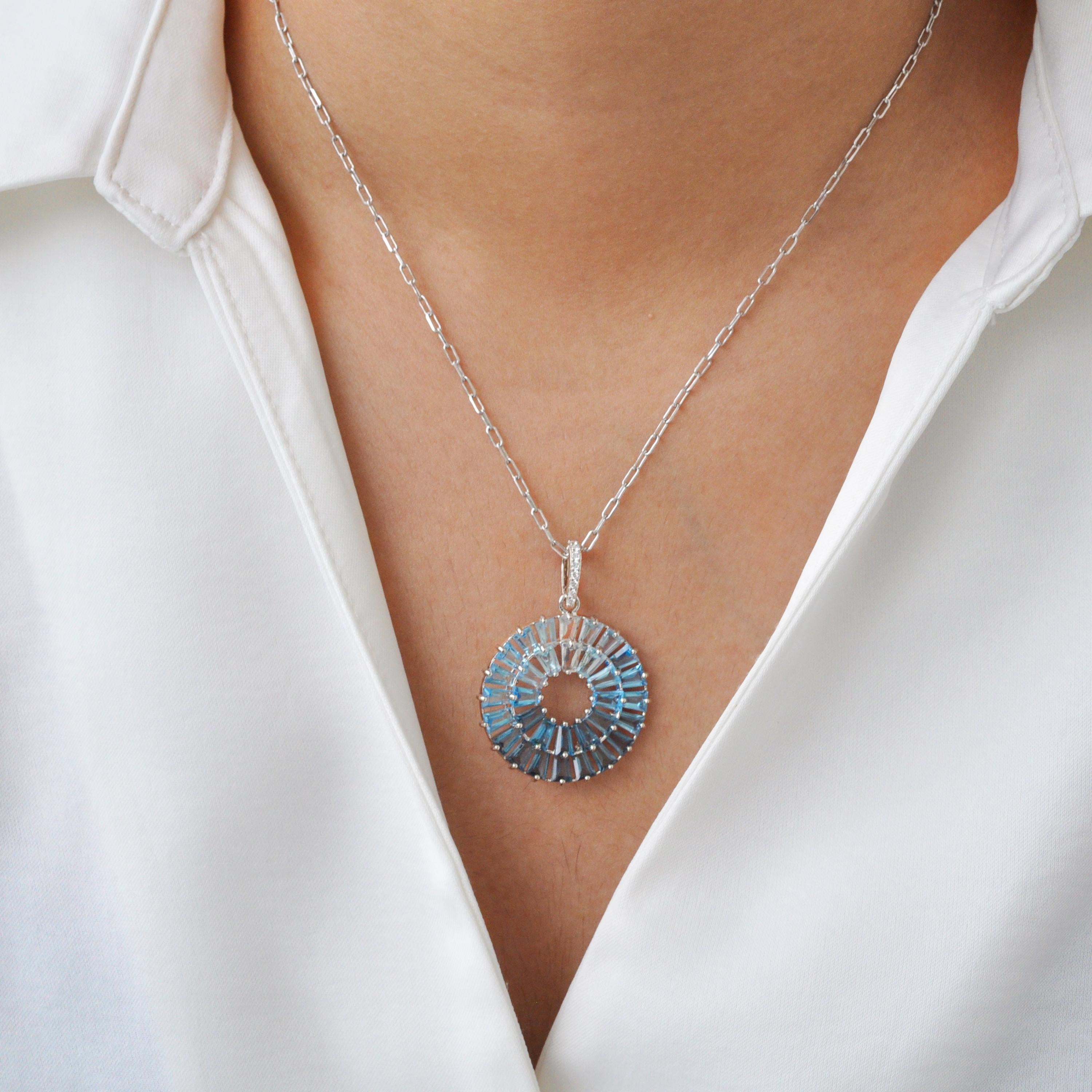 Contemporaneo Ciondolo circolare in oro Art Deco con Topazio Blu Gradiente Baguette in vendita