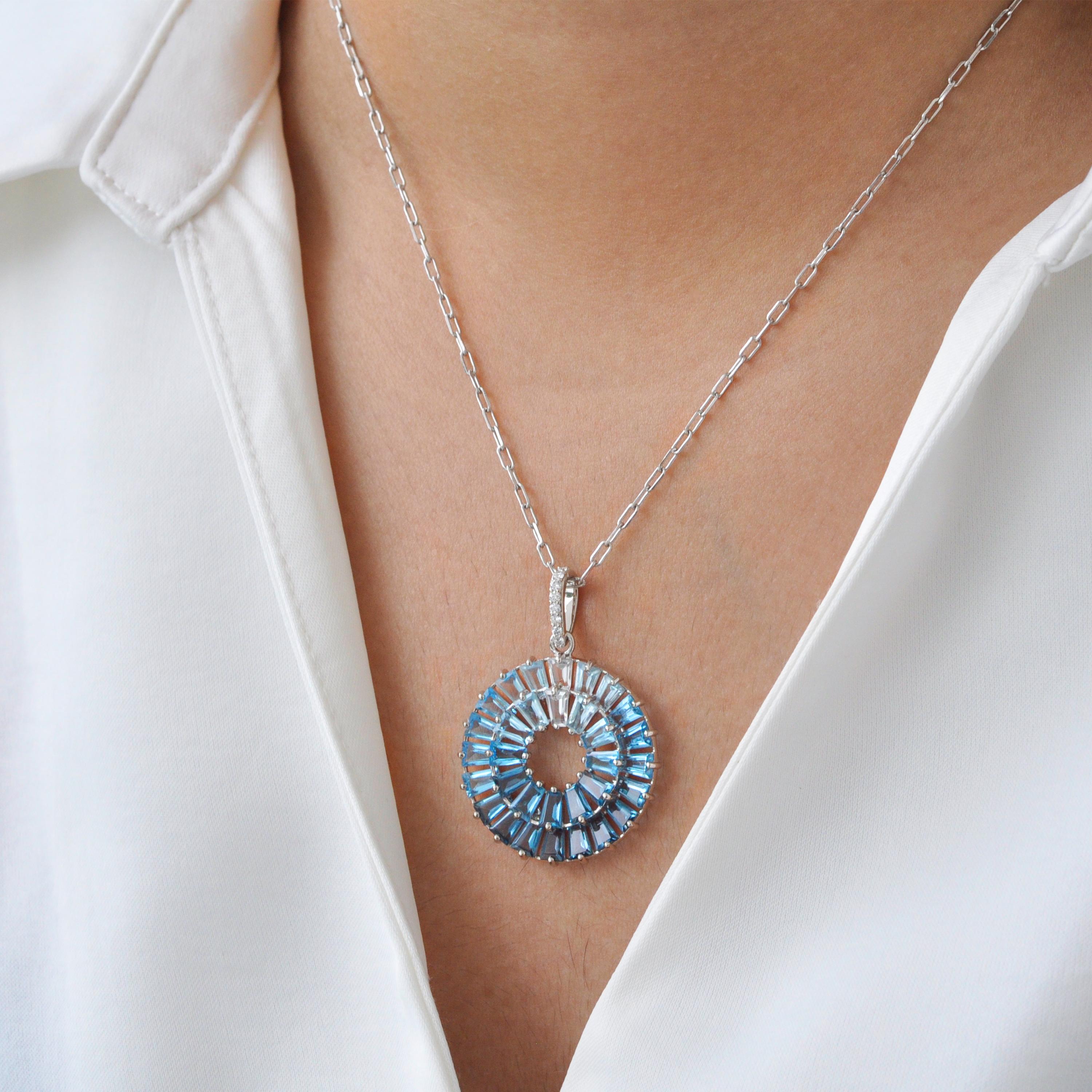 Baguette rastremato Ciondolo circolare in oro Art Deco con Topazio Blu Gradiente Baguette in vendita