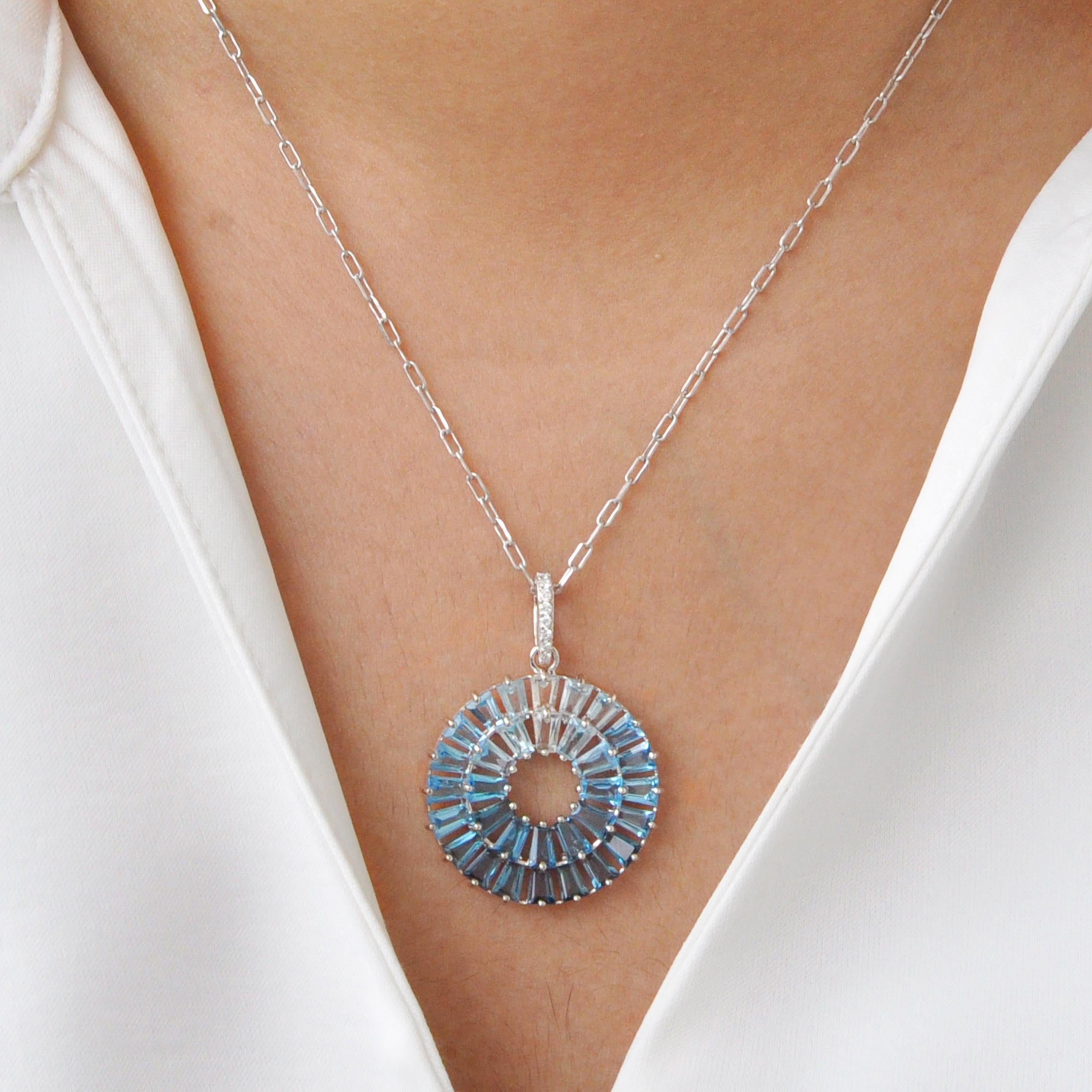 Ciondolo circolare in oro Art Deco con Topazio Blu Gradiente Baguette In condizioni Nuovo in vendita a Jaipur, Rajasthan