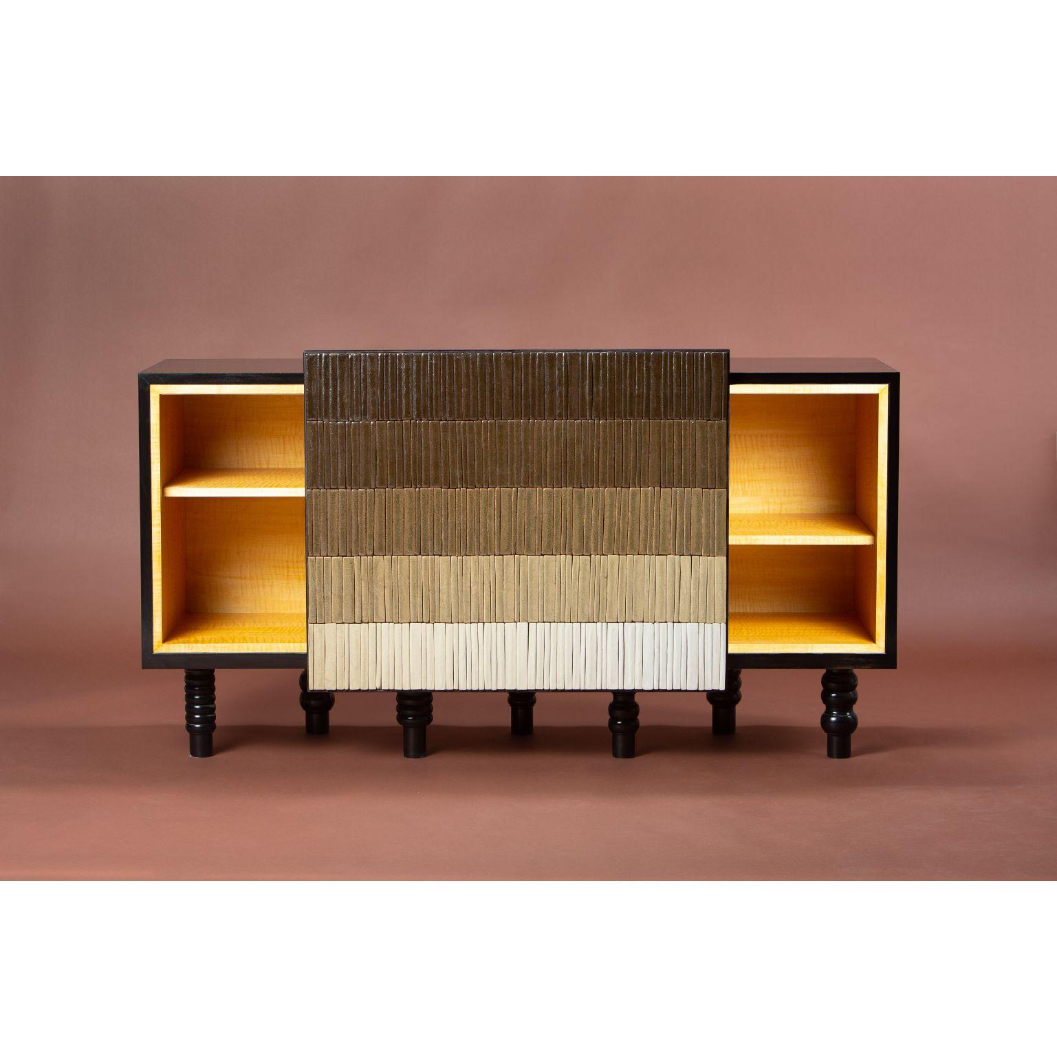Armadio a gradi - marrone di Milan Pekar, Jakub Vávra
Dimensioni: 180 x 45 x 70 cm
Materiali: Smalto, ceramica

Realizzato a mano nella Repubblica Ceca

Gradient è un'originale collezione di mobili che combina legno esotico e mosaico di