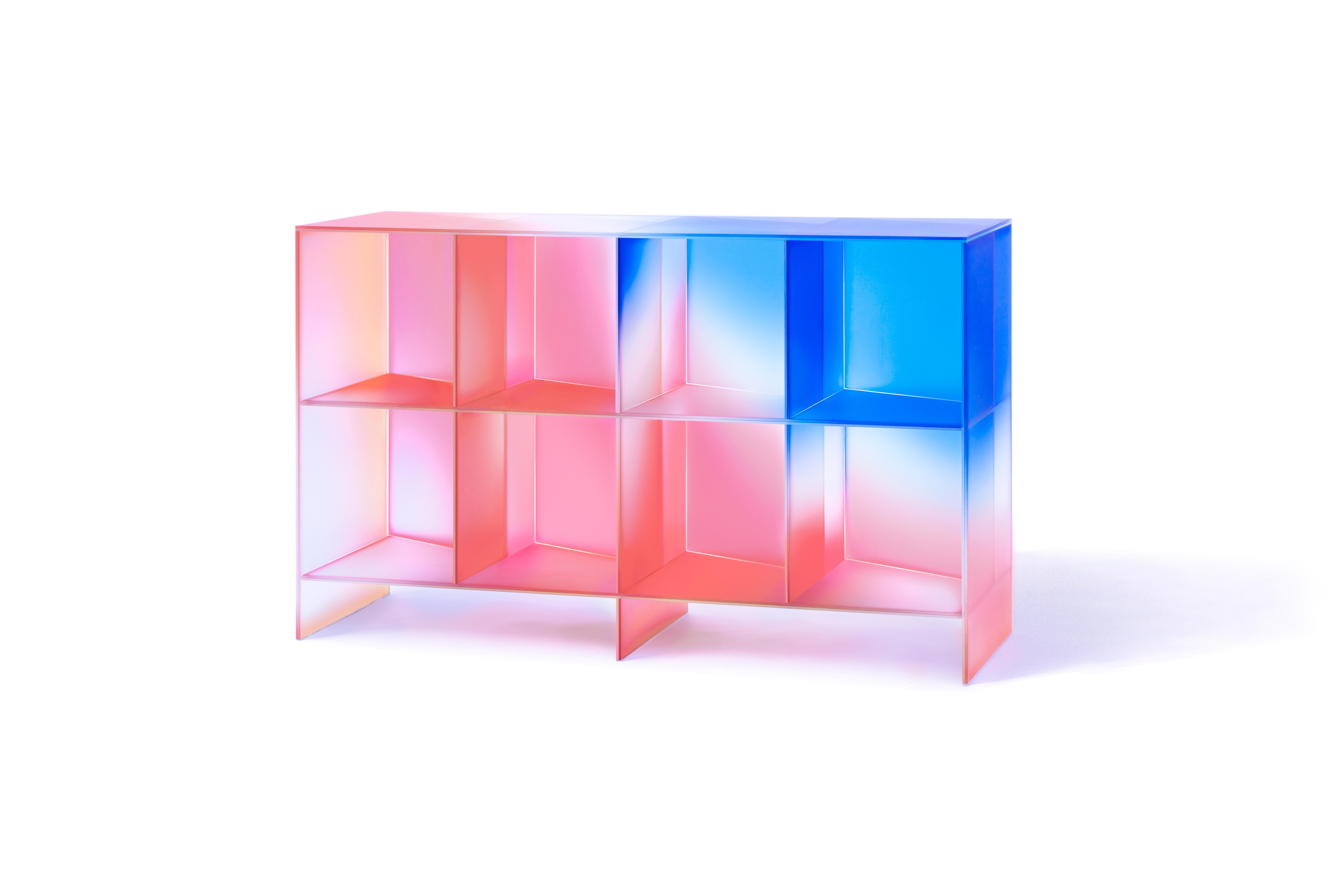 hALO' Kollektion von Buzao - Schrank
Laminiertes dichroitisches Glas, Farbverlauf
Maße: 166 x 40 x H 98 cm

Das Studio Buzao aus Guangzhou (China) erforscht Innovationen im Bereich Möbel- und Beleuchtungsdesign. Von Marmor bis Lavastein, von