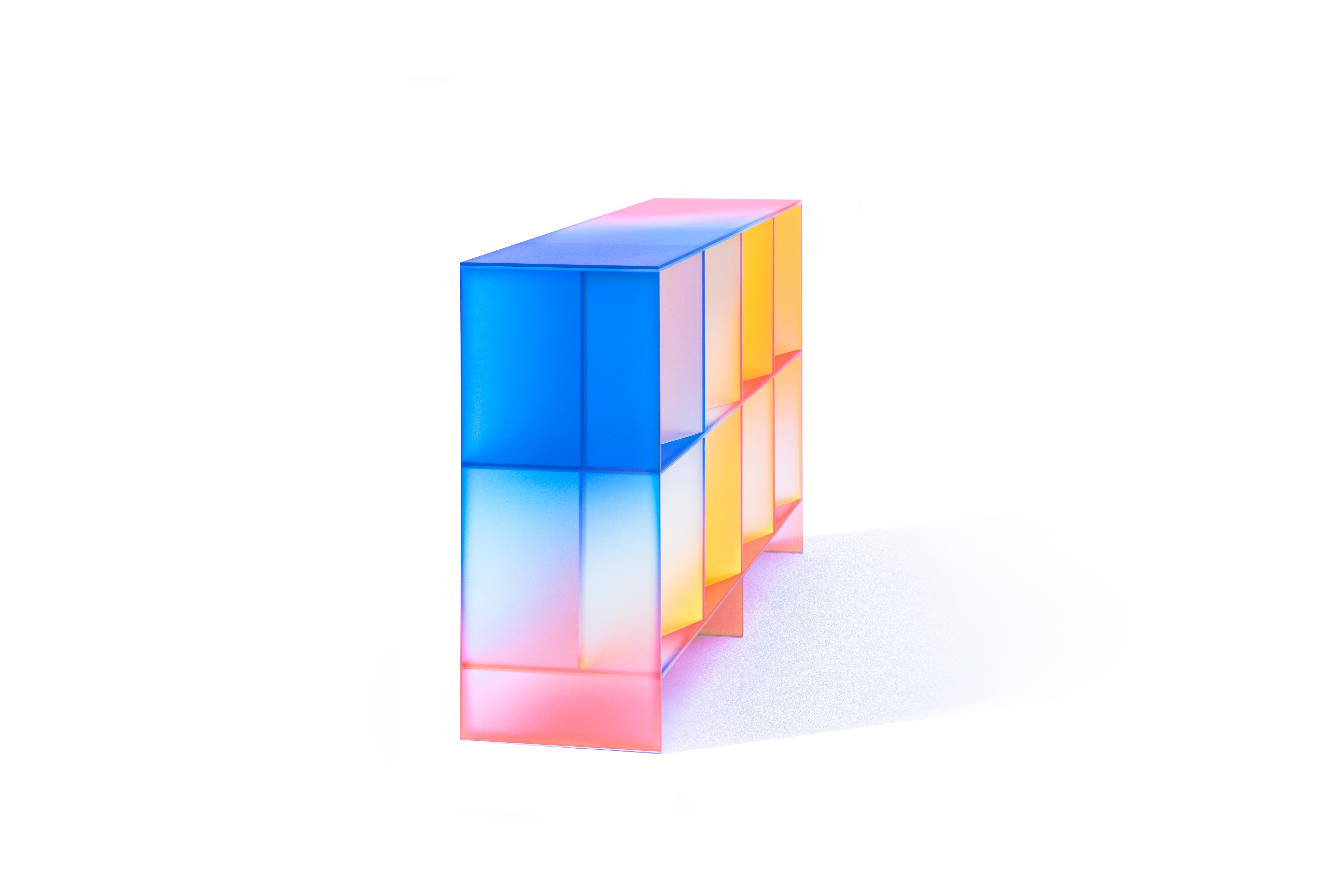 hALO' Kollektion von Buzao - Schrank
Laminiertes dichroitisches Glas, Farbverlauf 
Maße: 166 x 40 x H 98 cm

Das Studio Buzao aus Guangzhou (China) erforscht Innovationen im Bereich Möbel- und Beleuchtungsdesign. Von Marmor bis Lavastein, von