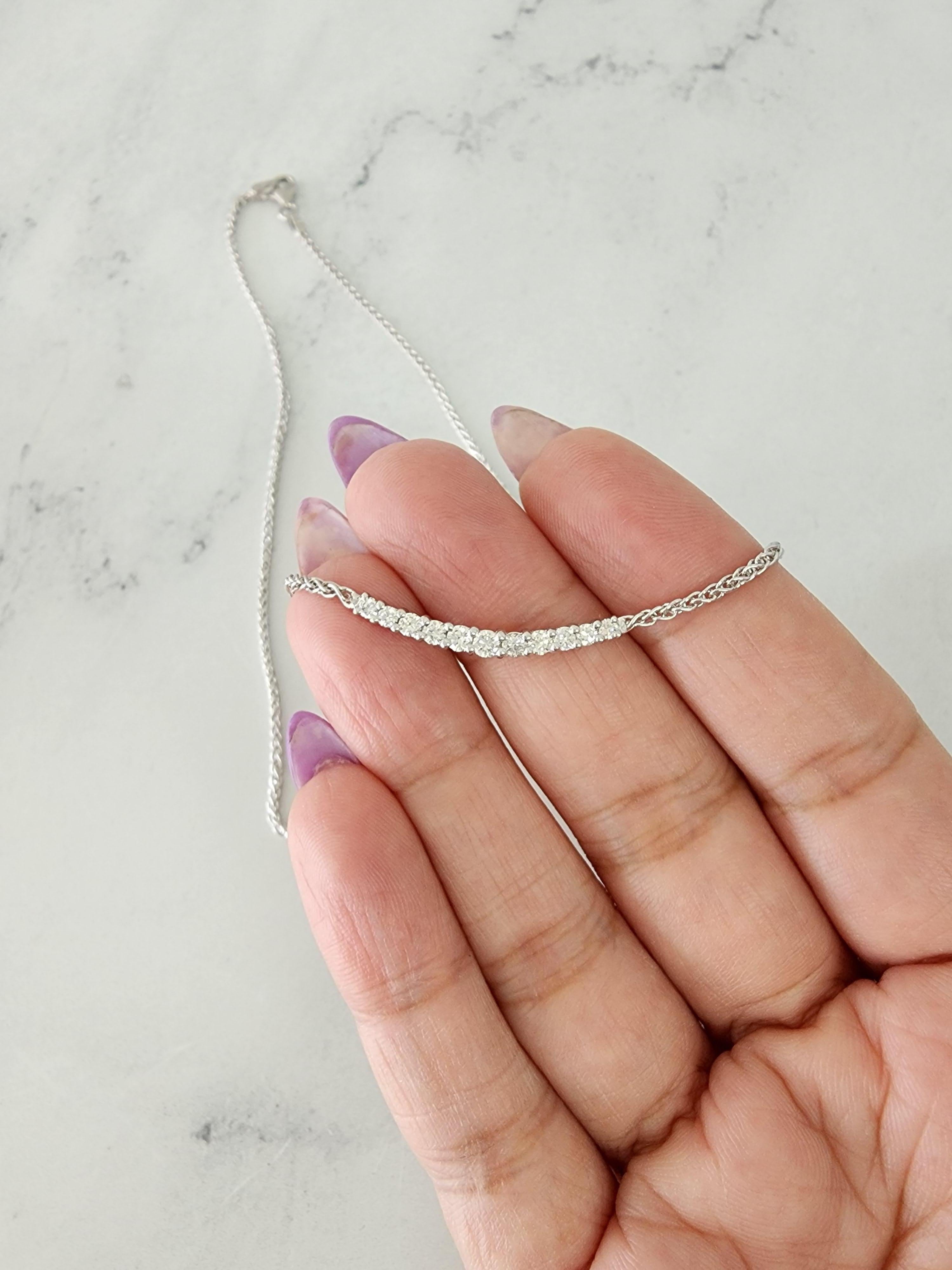 Taglio rotondo Collana a barre con diamanti sfumati in oro bianco 14k in vendita
