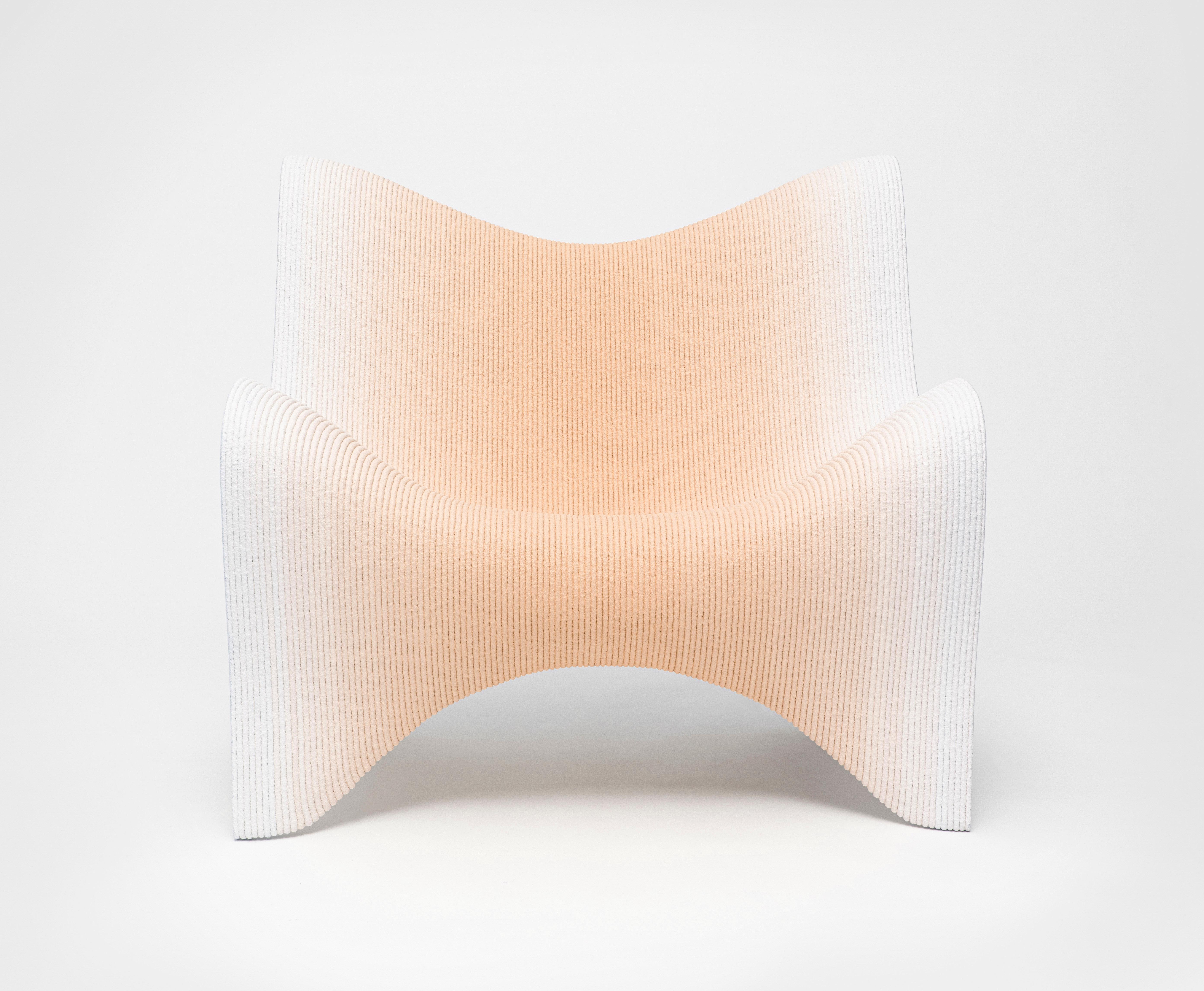 The 3D printed gradient furniture collection is Philipp Aduatz latest project in the field of 3D concrete printing in collaboration with the Austrian manufacturer incremental3d.
3D concrete printing is a new and innovative fabrication technology