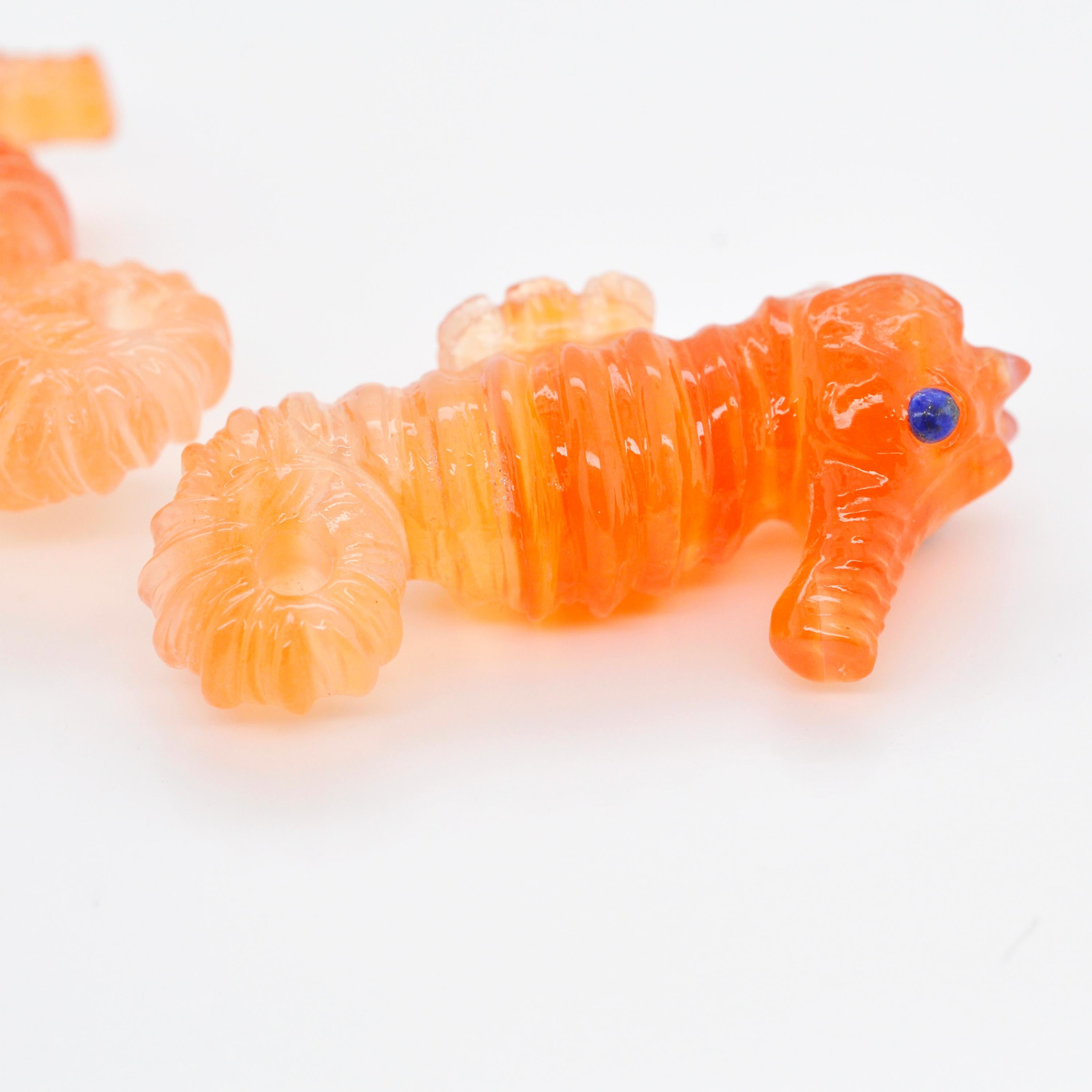 Gradient Orange natürlichen Karneol Meer Pferd Carving Ohrringe Paar (Zeitgenössisch) im Angebot