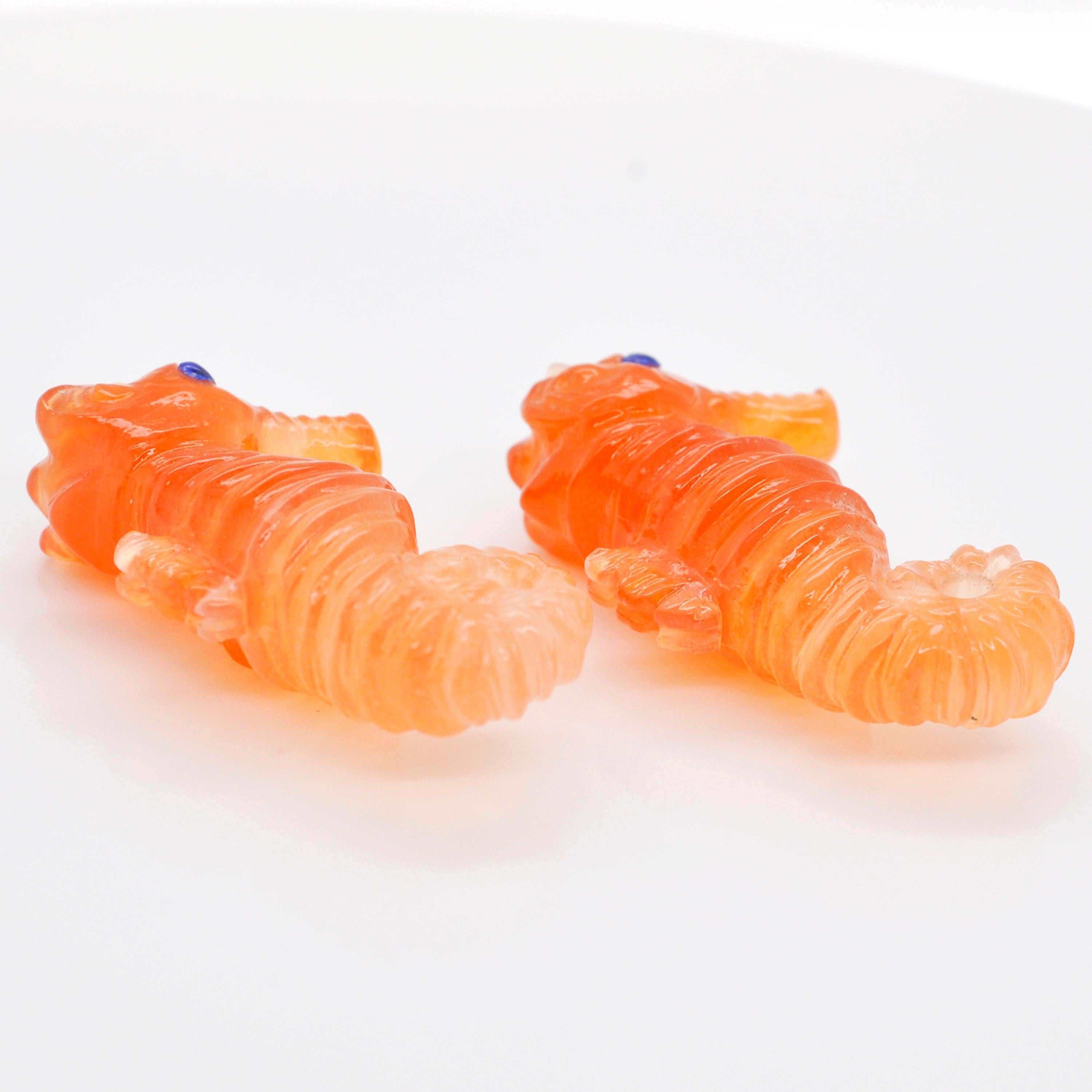 Taille mixte Paire de boucles d'oreilles en cornaline sculptée en forme d'hippocampe, orange dégradé en vente