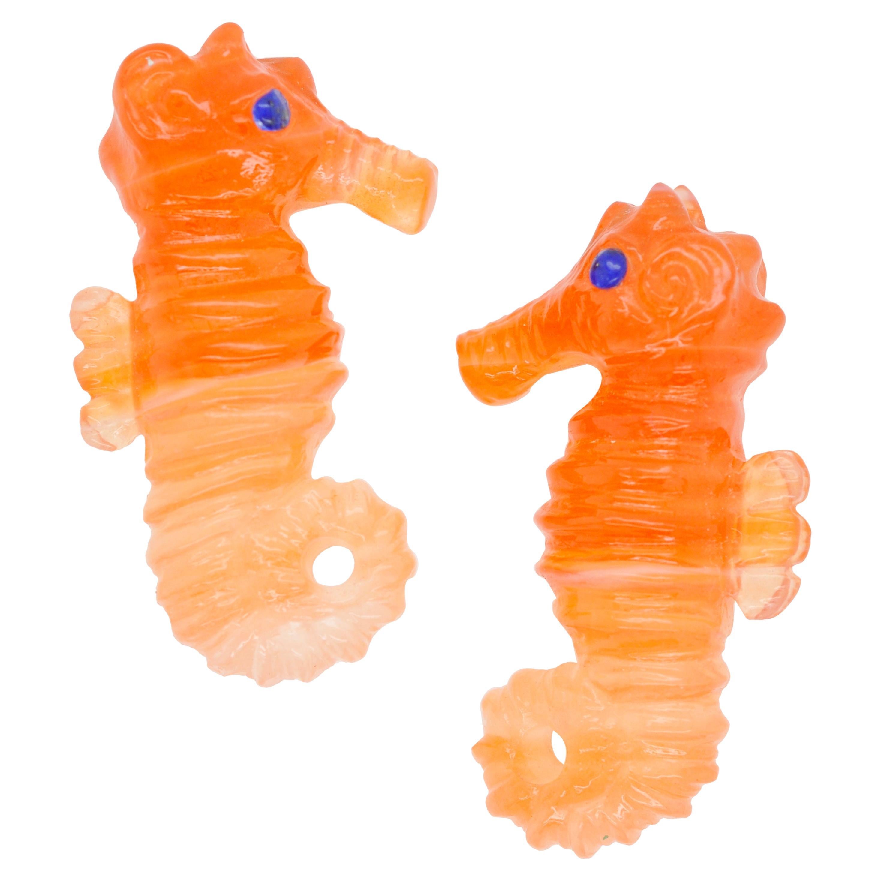 Paire de boucles d'oreilles en cornaline sculptée en forme d'hippocampe, orange dégradé