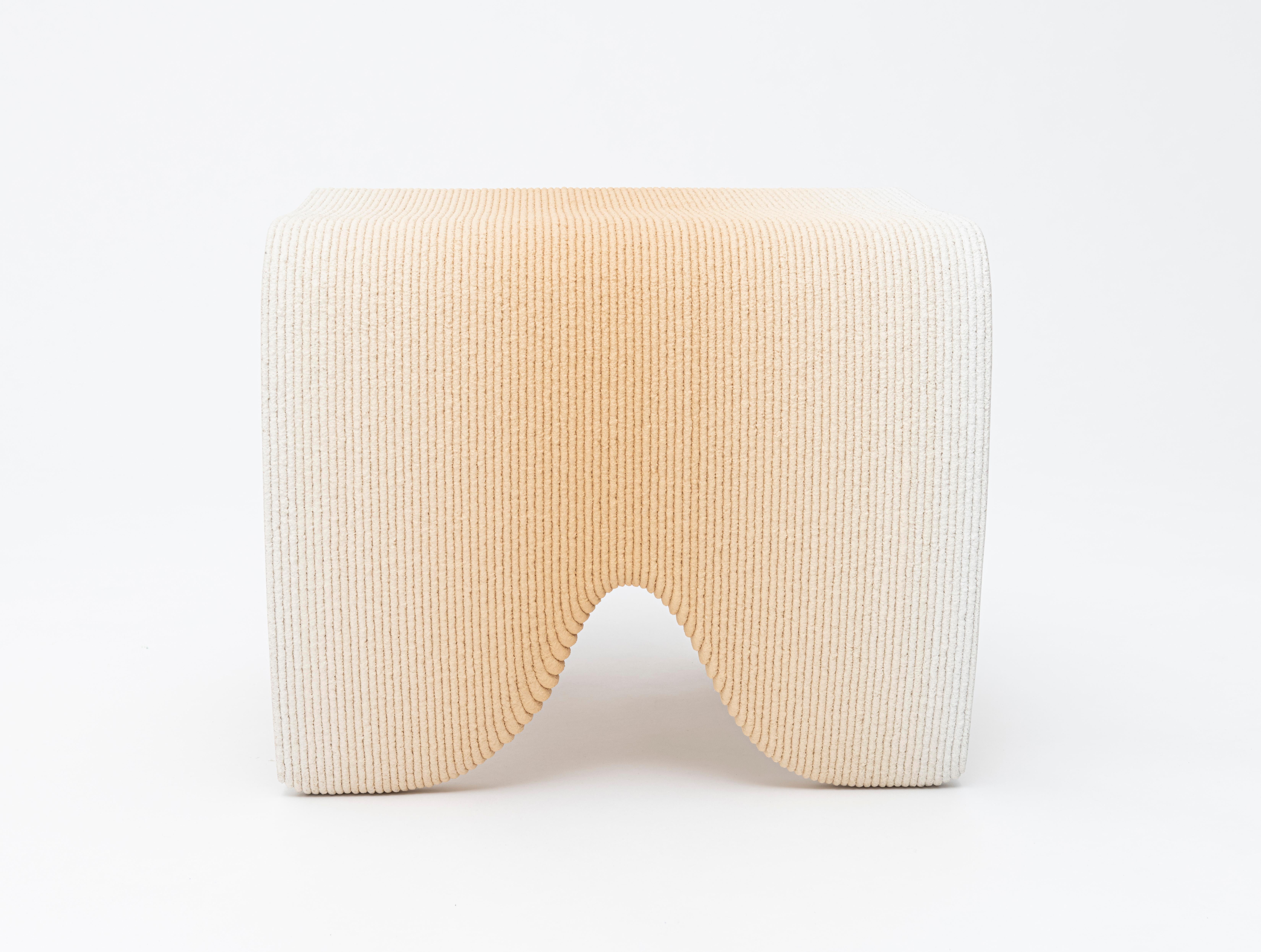 Sgabello Gradient di Philipp Aduatz
Edizione limitata di 50 esemplari
Dimensioni: 54 x 56 x 45 cm
Materiali: Calcestruzzo stampato in 3D e tinto, rinforzato con acciaio

Disponibile in rosso, blu, beige, verde e nero.

La collezione di mobili a