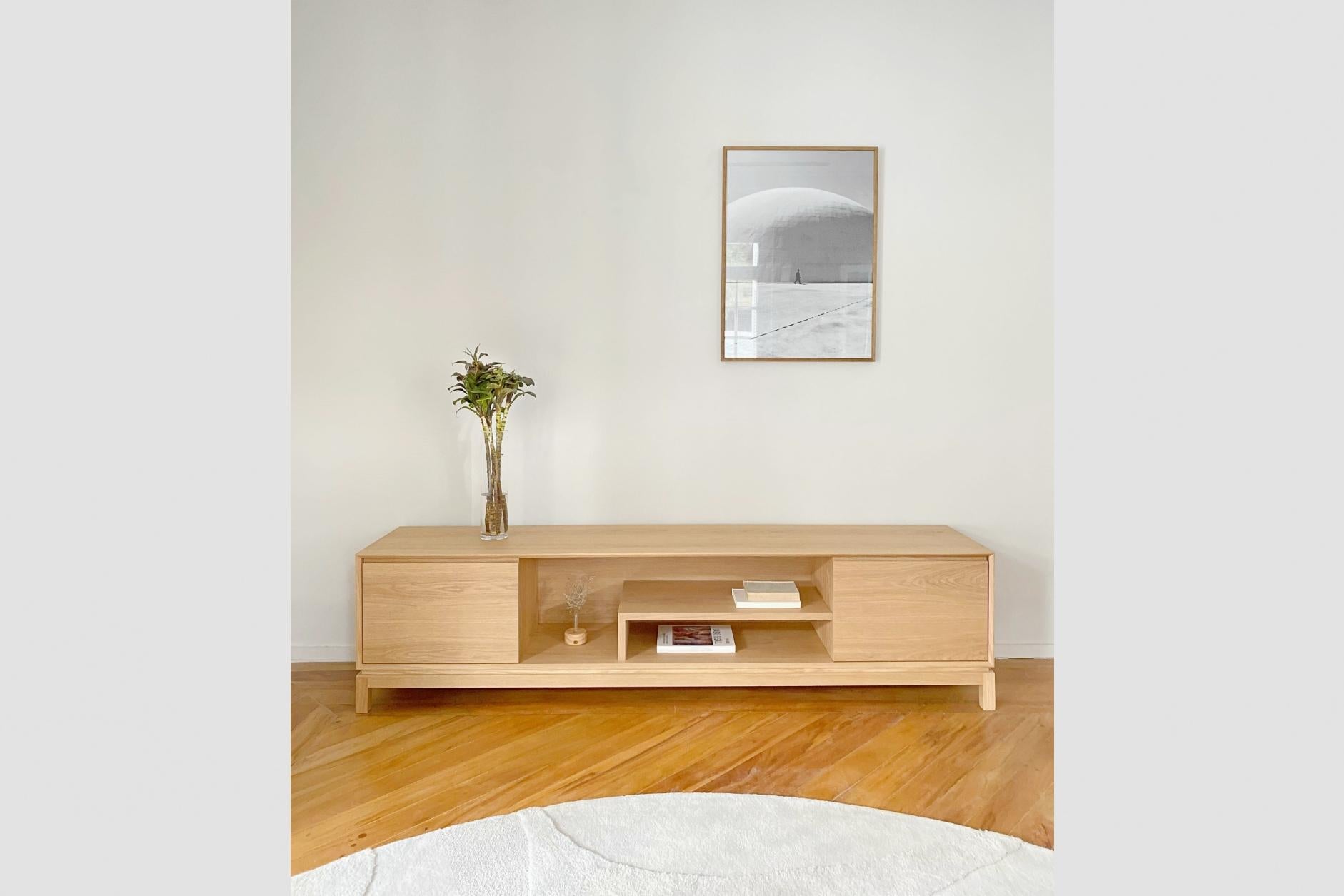 A joker in the decor, the Grado Rack has a light and timeless design and internal features that make it a complete and cool option for any room.