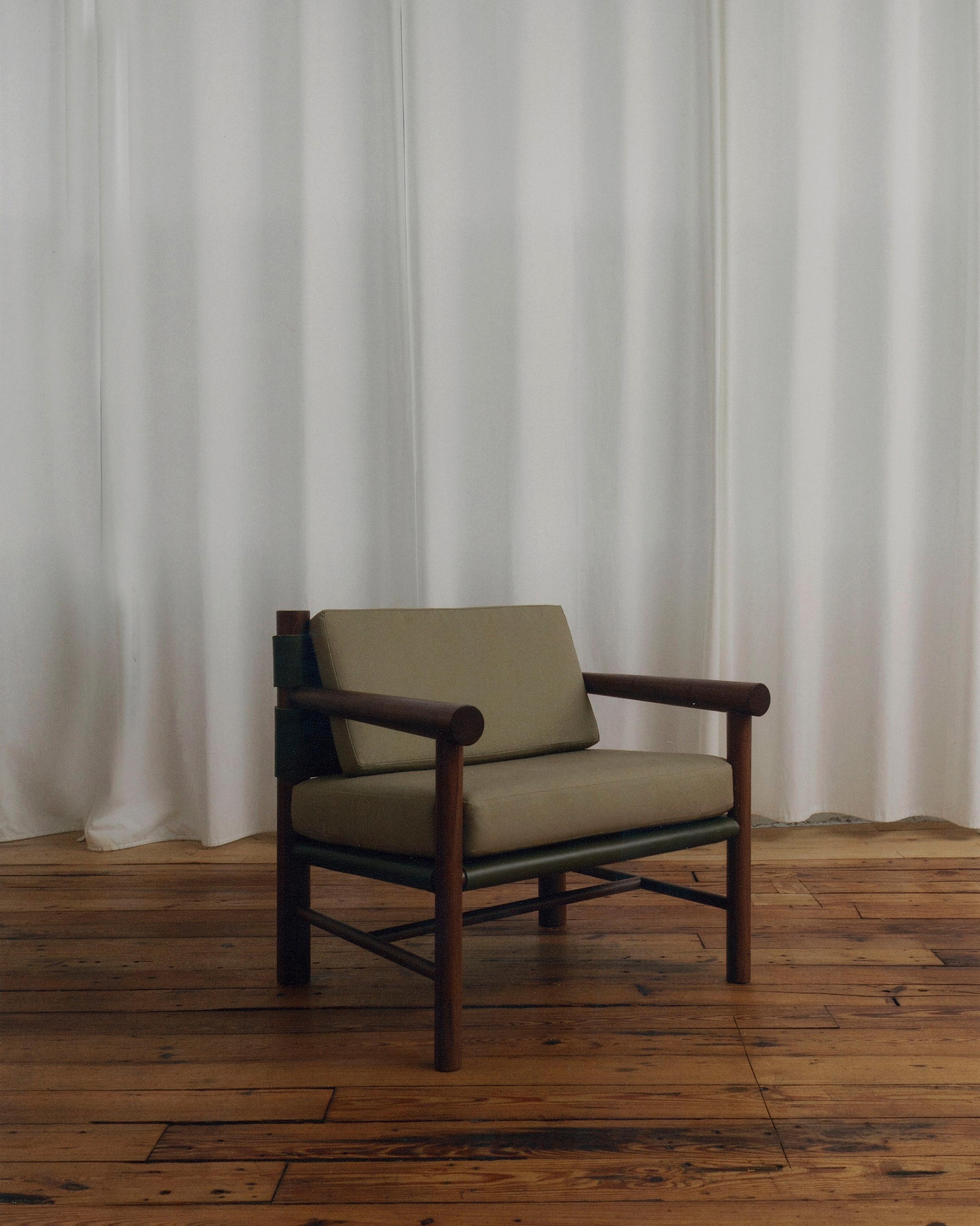 Inspiriert von Gebrauchsmöbeln, spielt der Gradual Lounge Chair mit den Proportionen der unterschiedlich großen Holzdrehteile. Die Vorder- und Hinterbeine haben unterschiedliche Durchmesser, und die Rückseite verjüngt sich allmählich, so dass die