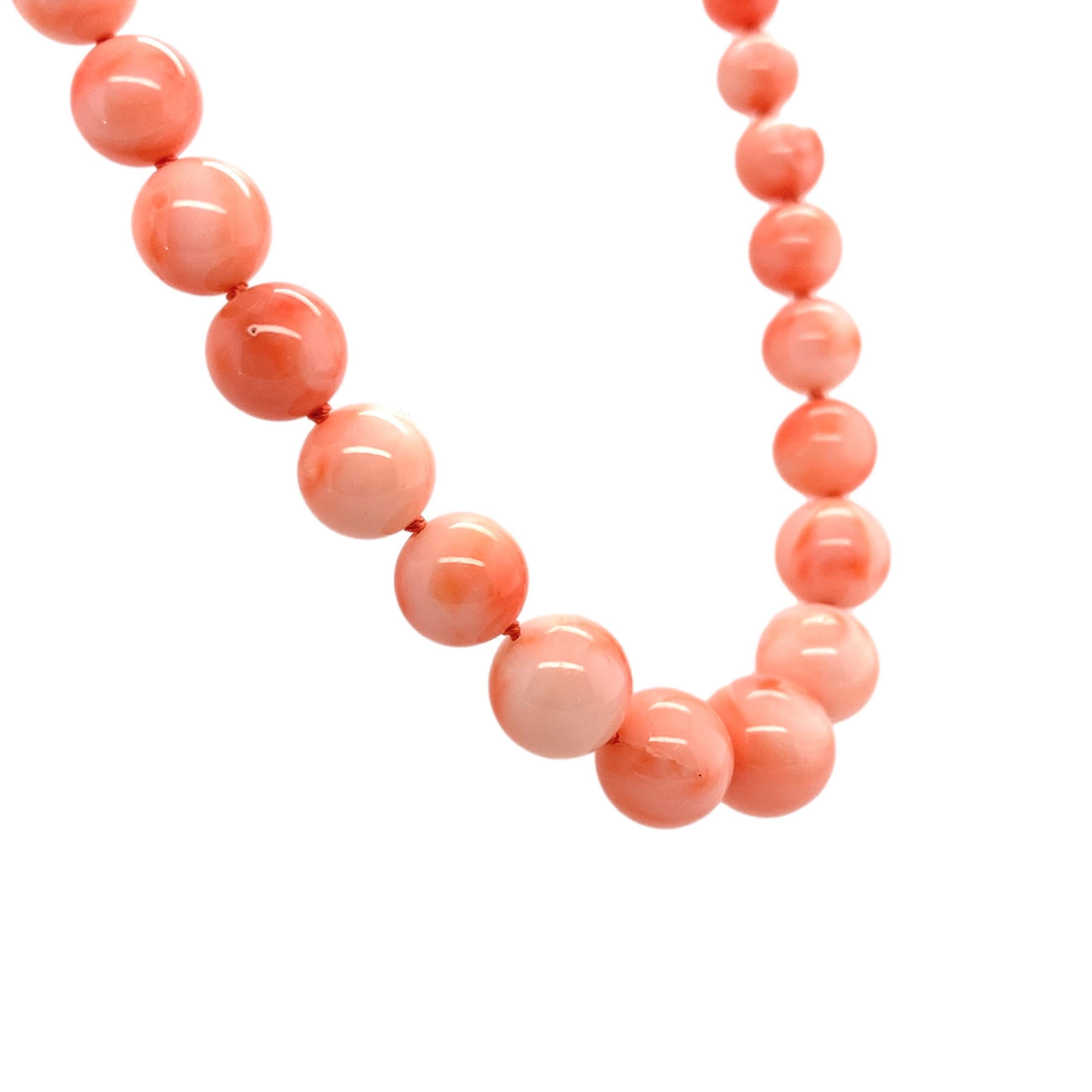 Collana di perle di corallo naturale con chiusura in oro giallo 14K. Le perle di corallo rotonde sono graduate e misurano da 5,5 a 11,7 mm. Le perline sono di colore pesca salmone. Annodato di fresco con una chiusura a moschettone senza grilletto da