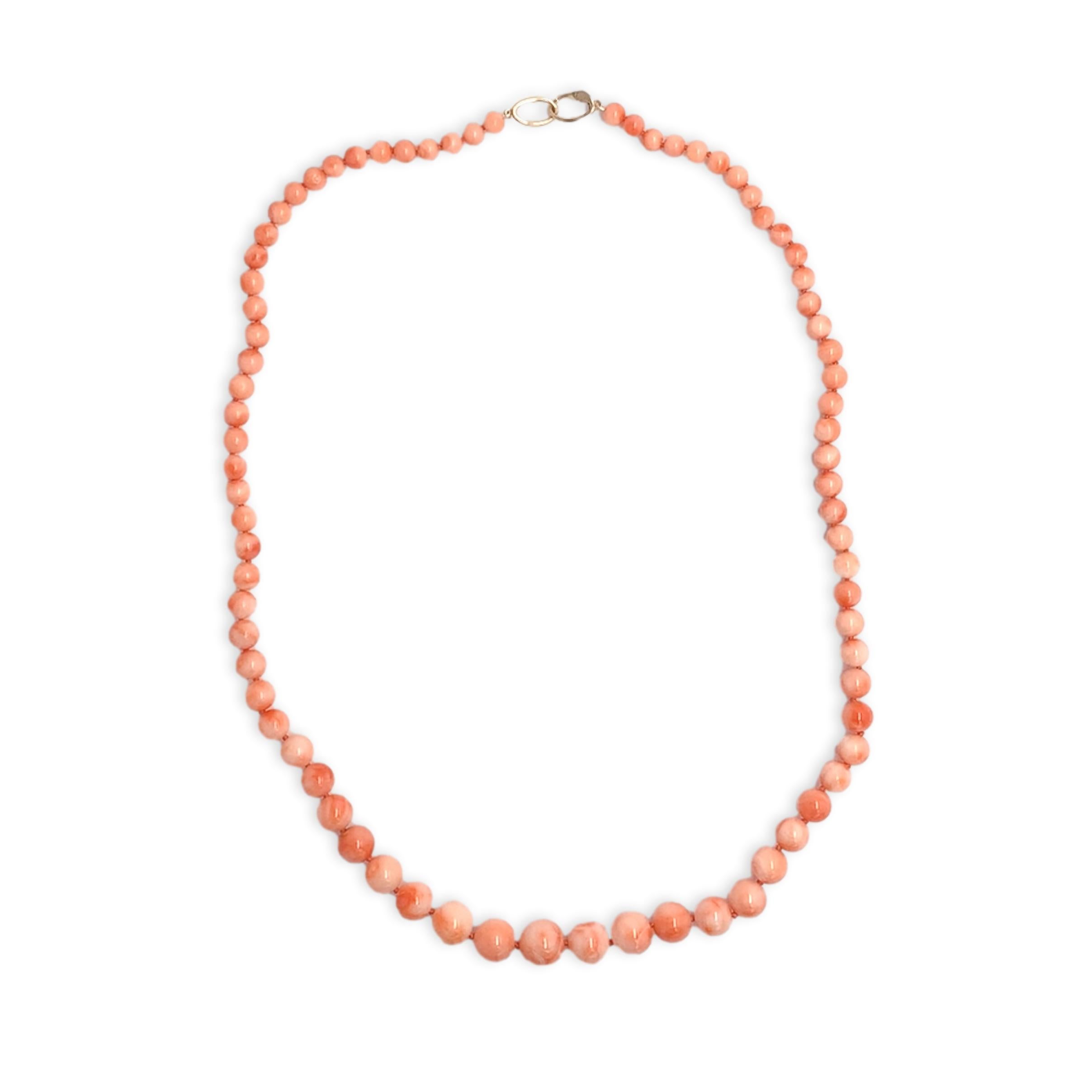 Perlina Collana di perle di corallo naturale graduate da 11,7 mm a 5,5 mm con chiusura a 14 carati da 24,5
