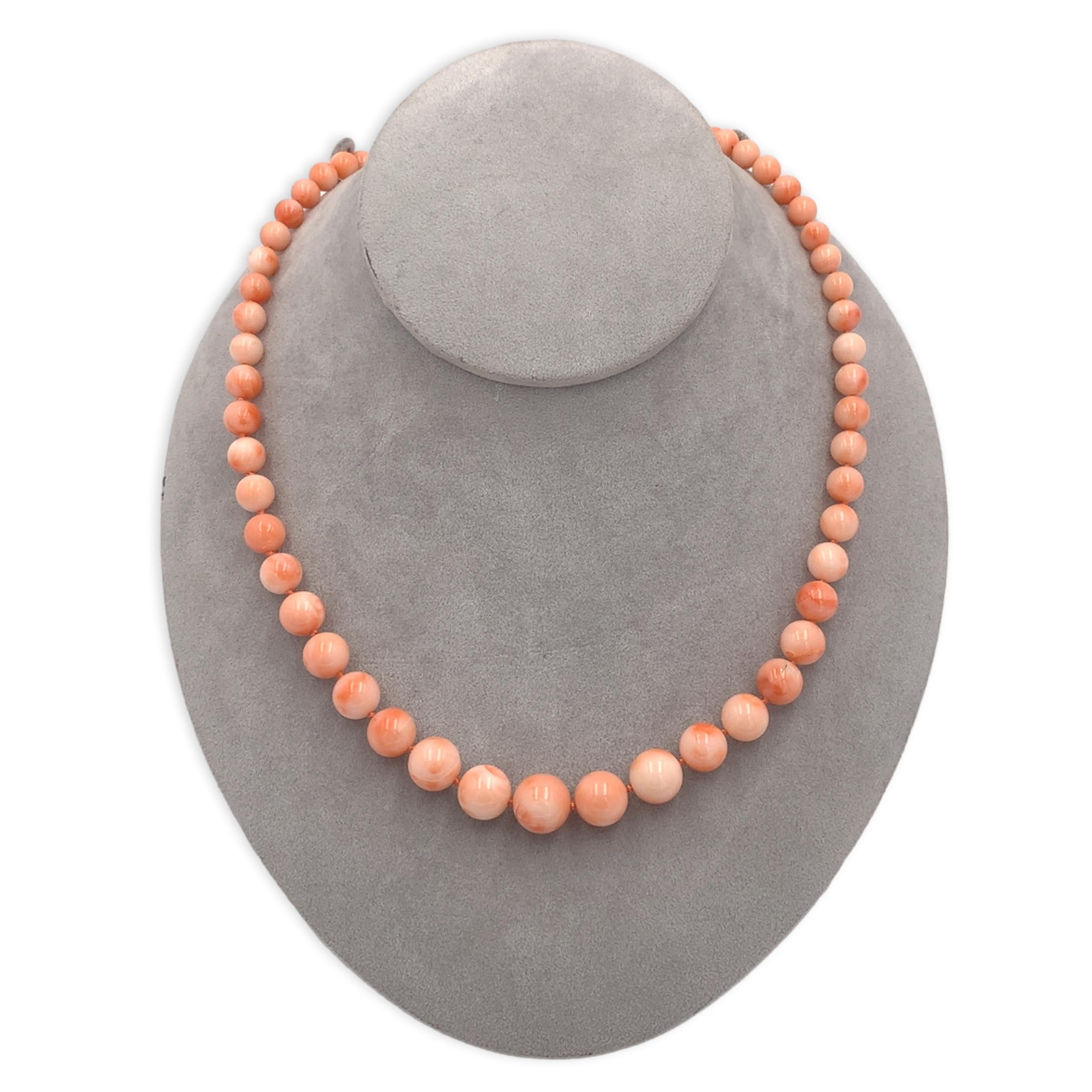 Collana di perle di corallo naturale graduate da 11,7 mm a 5,5 mm con chiusura a 14 carati da 24,5