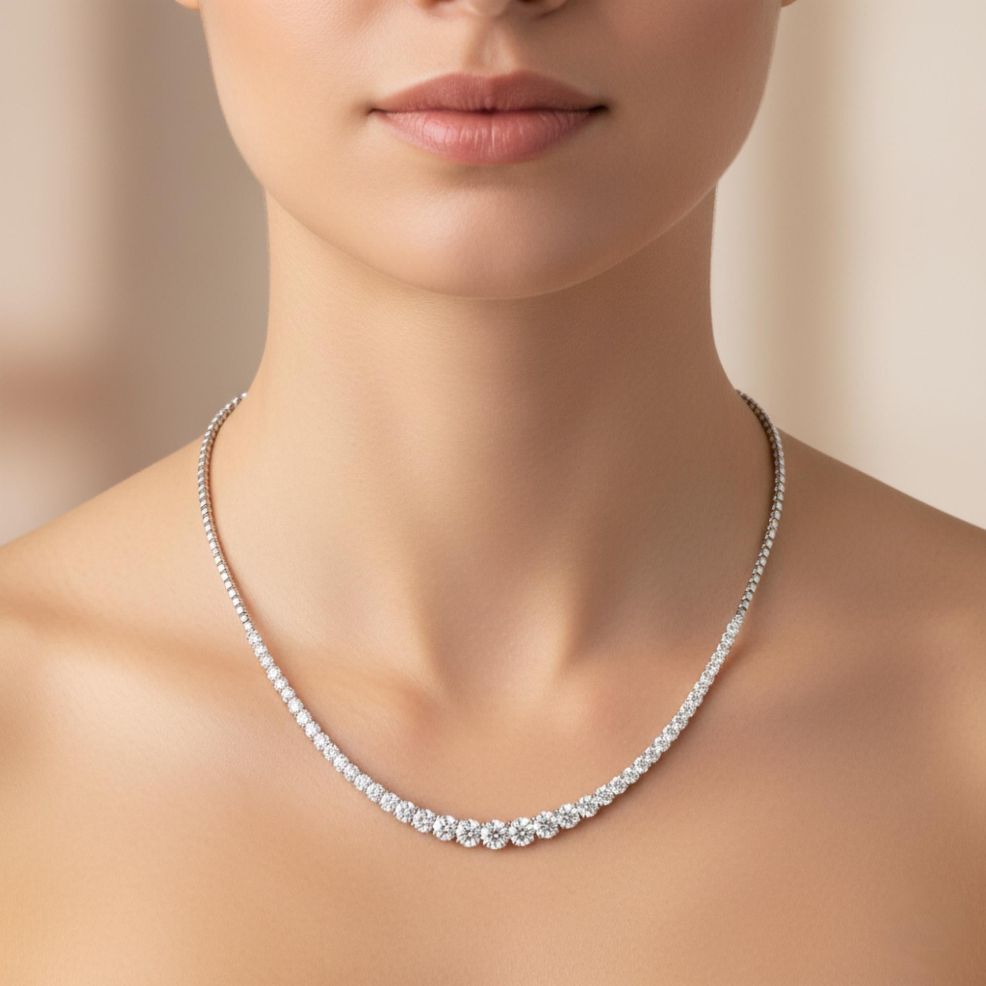 Collar Graduado de Tenis con Diamantes de Corte Redondo de 16.16Ct Collar de Oro Blanco de 18k
El collar presenta un diseño de línea de diamantes graduada, donde los diamantes aumentan gradualmente de tamaño hacia el centro.
Los diamantes son un